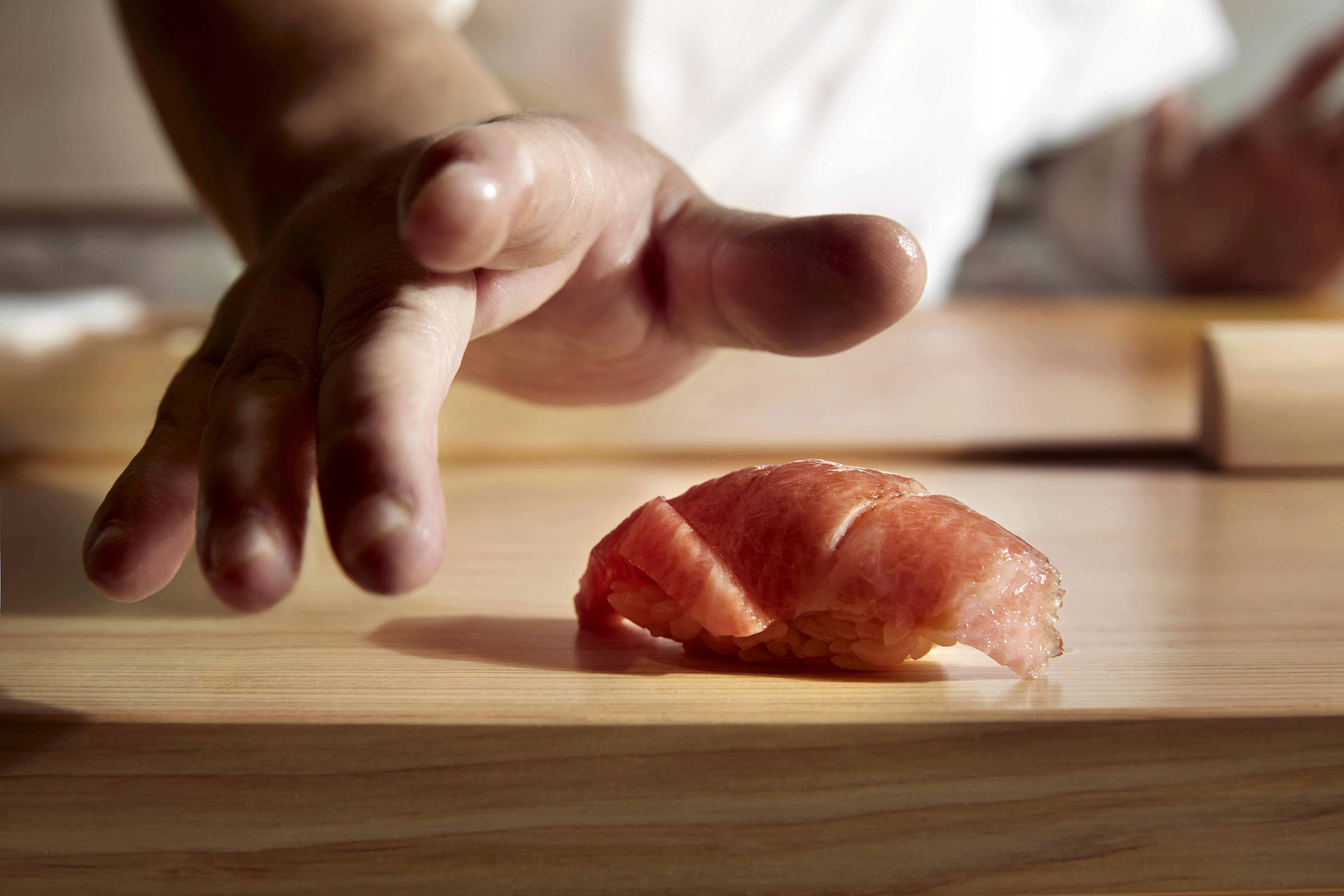 Sushi Zen狮城店全部食材来自日本，每周四次从丰洲市场空运到新加坡。（餐馆提供）