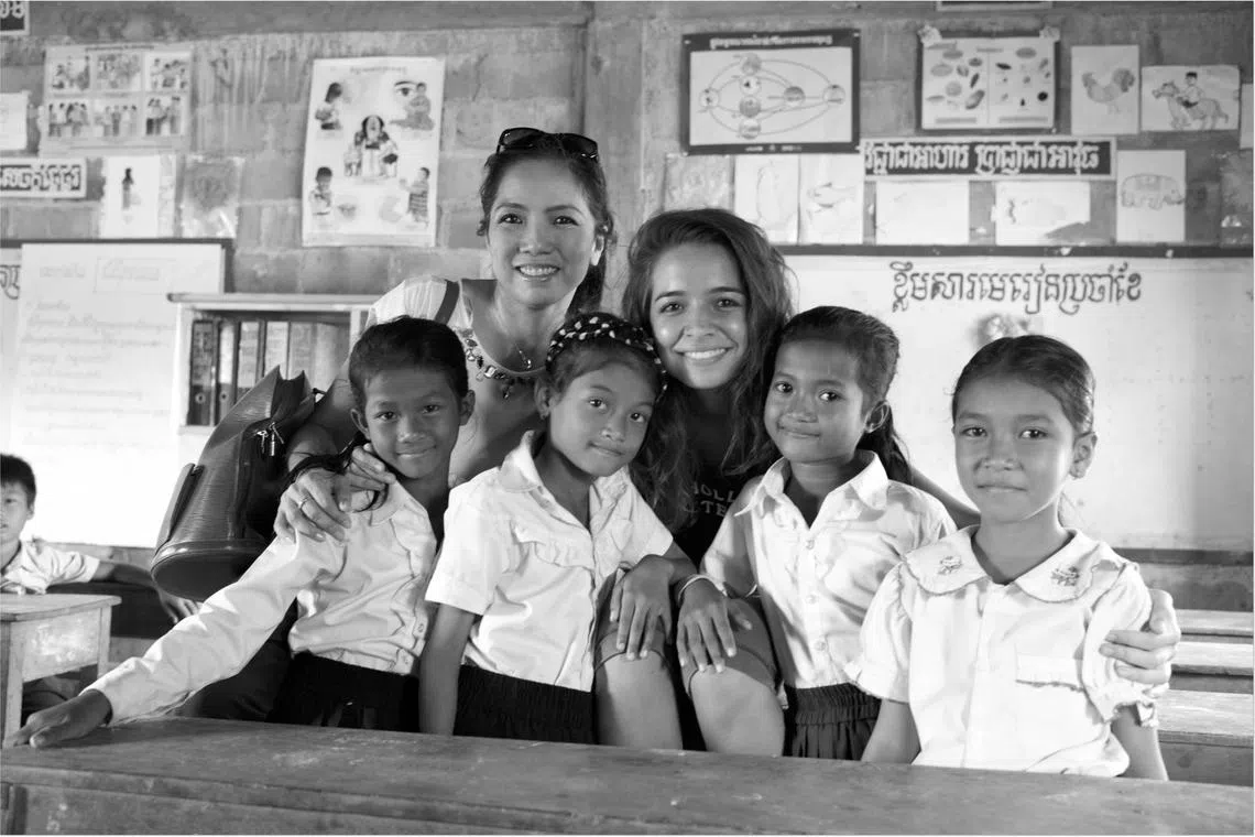 陈淑珊（后）与女儿陈淑梅在海外当义工时，拍下的合照。（受访者提供）