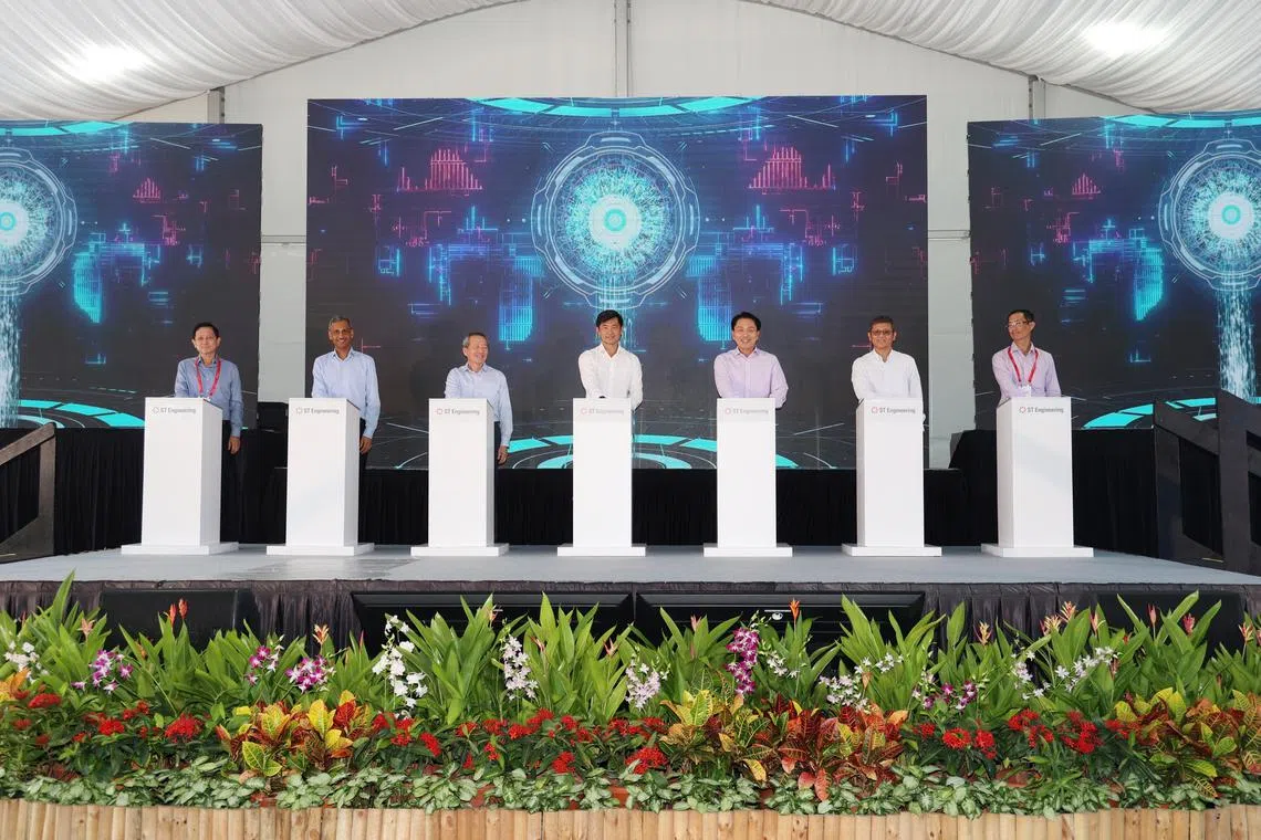 总理公署高级政务部长、全国职工总会副秘书长陈国明（中）星期四与新科工程总裁兼首席执行官钟思峰（右三）等公司高管，为卡尔船厂主持开幕。（郑一鸣摄）