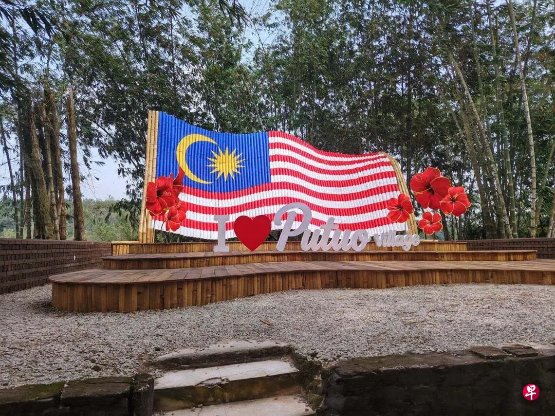 马国古来普陀村 用300根竹子打造最大竹制国旗