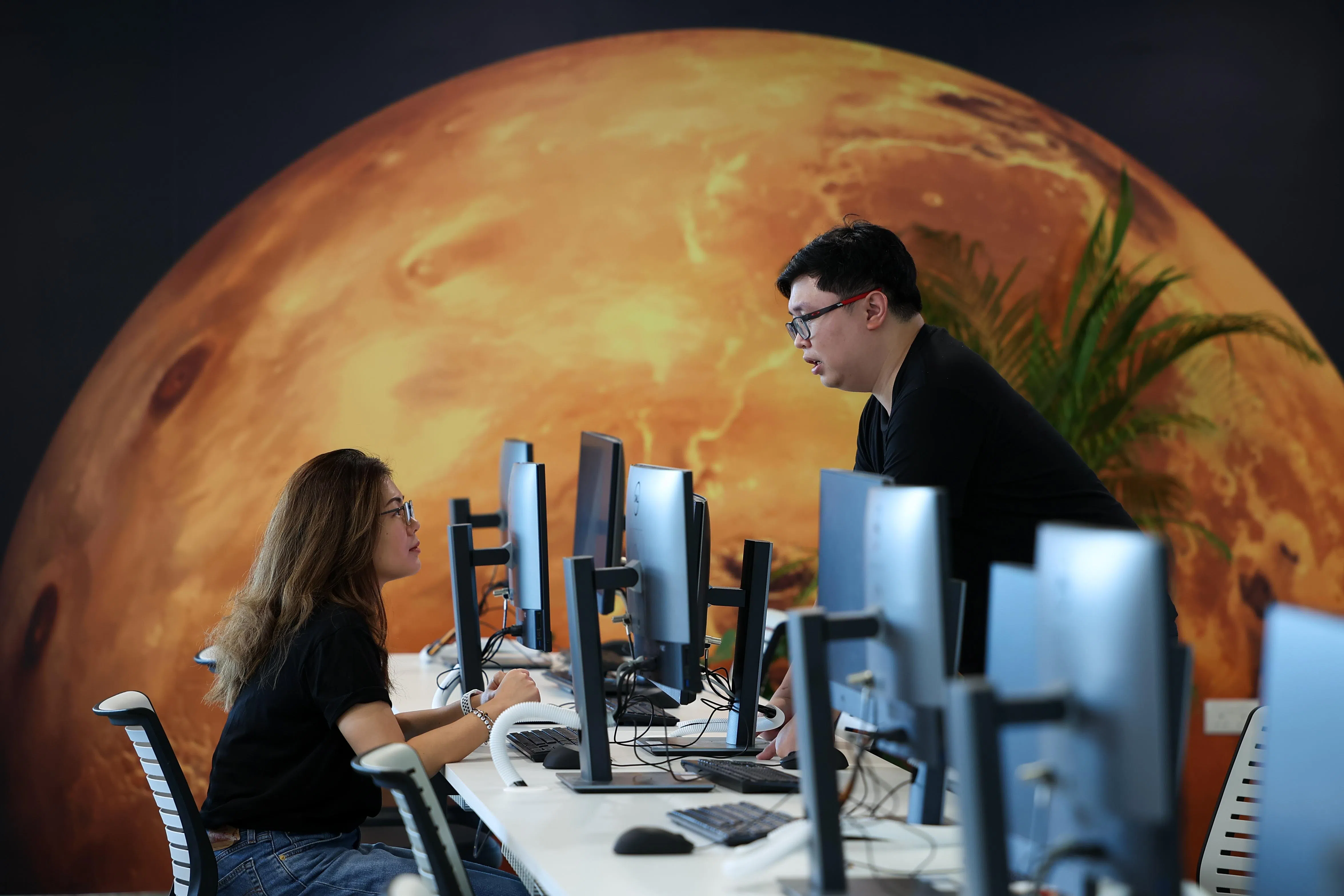 吴永煜非常喜欢42的无教师教学模式。当学生有疑问时，不仅可向同学求助，还能够在线找到世界各地其他42学校的“前辈”们帮忙。（关俊威摄）