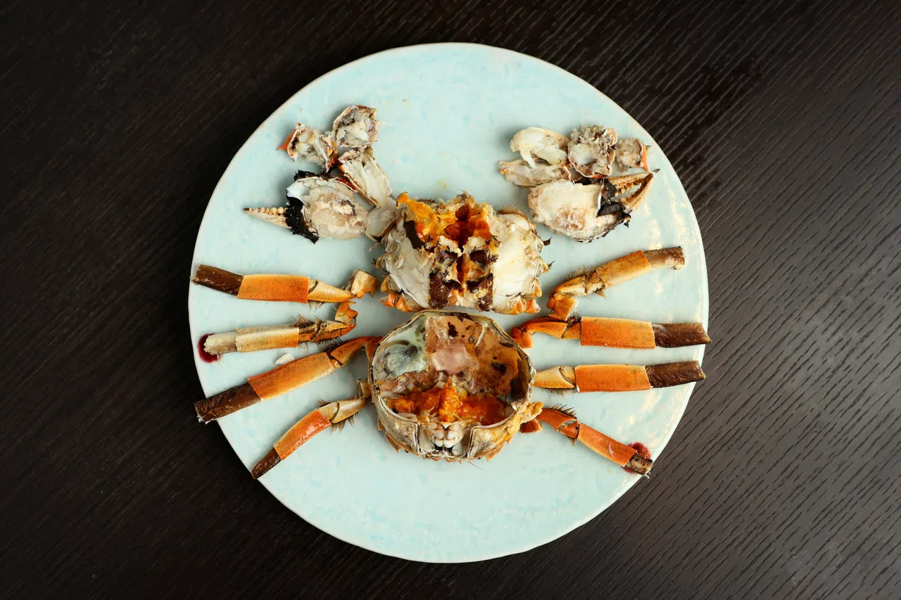 越来越多客人选择点蒸大闸蟹，并请餐馆服务人员为他们拆开大闸蟹的壳。（龙国雄摄）