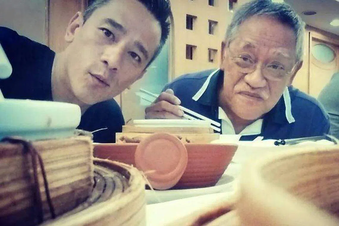 吴耀汉（右）的儿子吴嘉龙也是艺人。（互联网）
