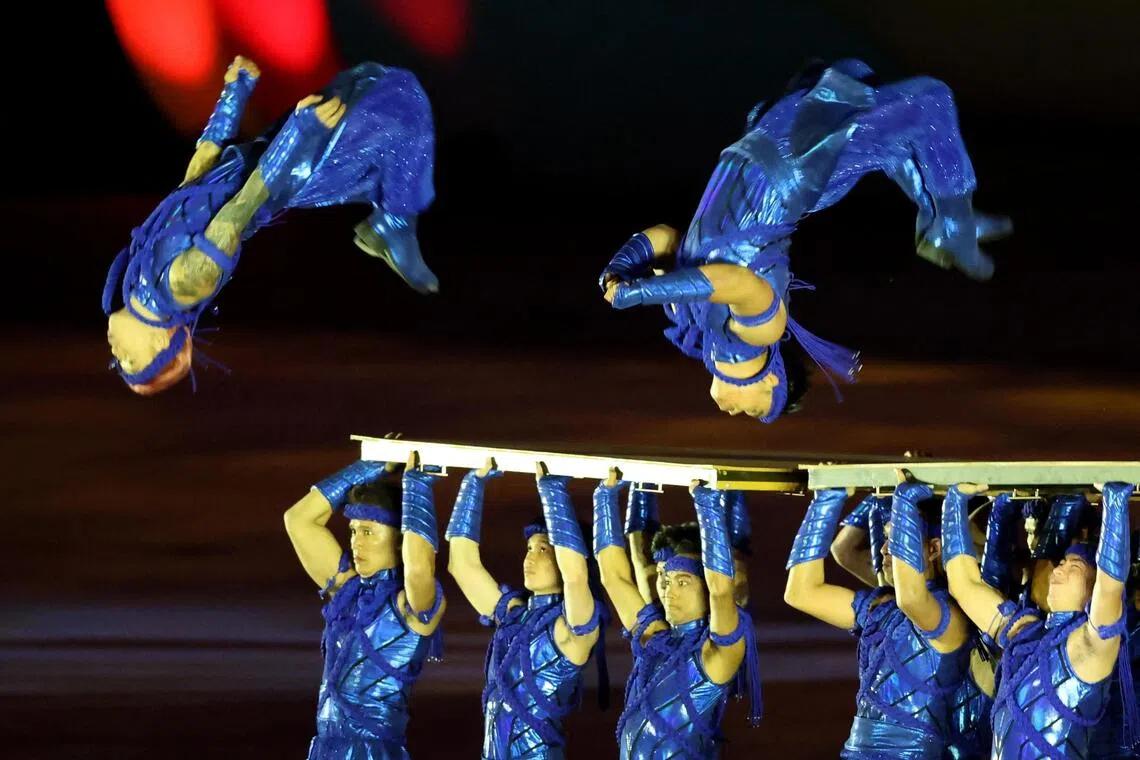 武术表演者在典礼中亮相，展现充满力量与节奏的演出。（路透社）