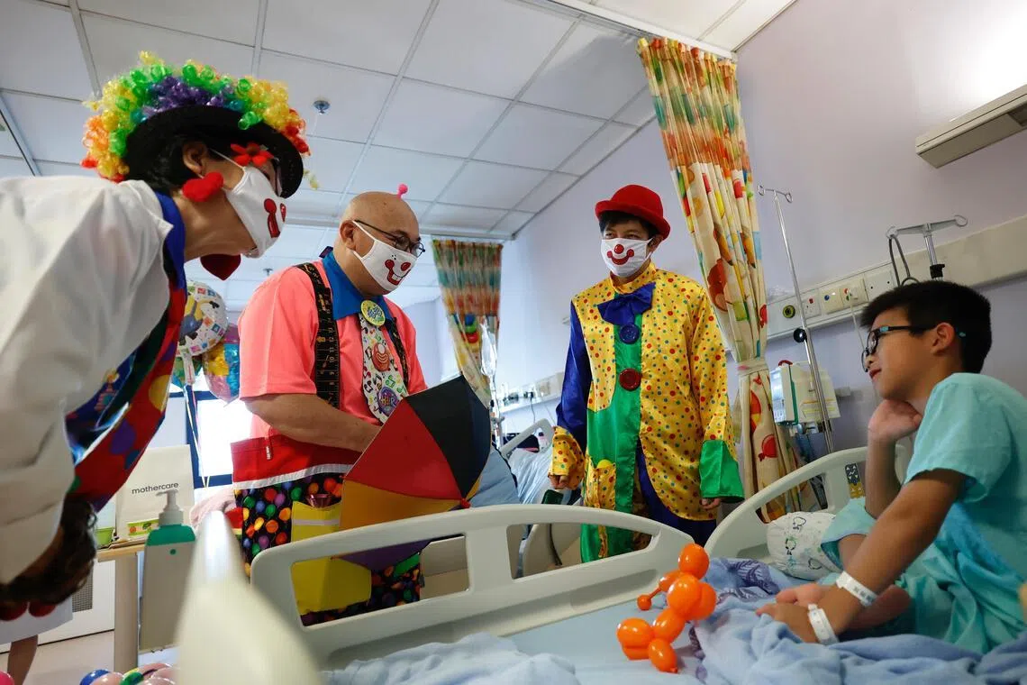 除了表演魔术，小丑义工也自编有趣搞笑的故事，逗乐小朋友。（林明顺摄）