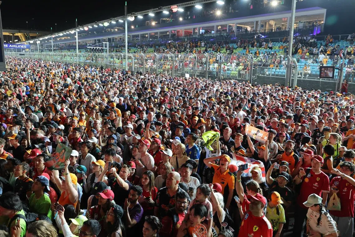 今年的观赛人数达到大奖赛历史第二多，三天比赛共有超过30万名车迷来到滨海湾赛道观赛。（唐家鸿摄）