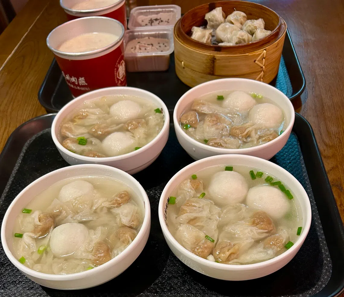 同利肉燕的鱼丸、肉燕、花生汤与芋泥。（黄佩卿摄）
