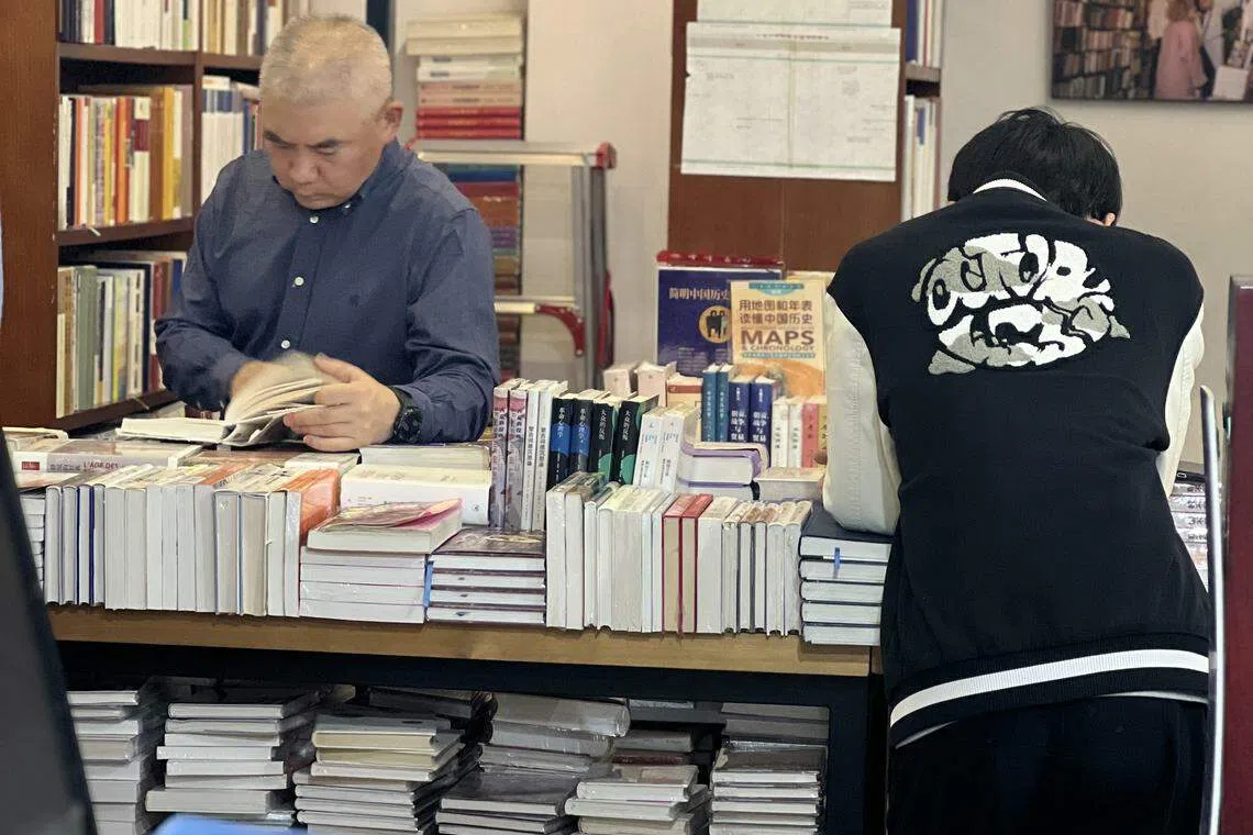 书店里老中青的读者都有，据说在其他书店找不到的书，有可能在万圣书园找到。（叶孝忠）