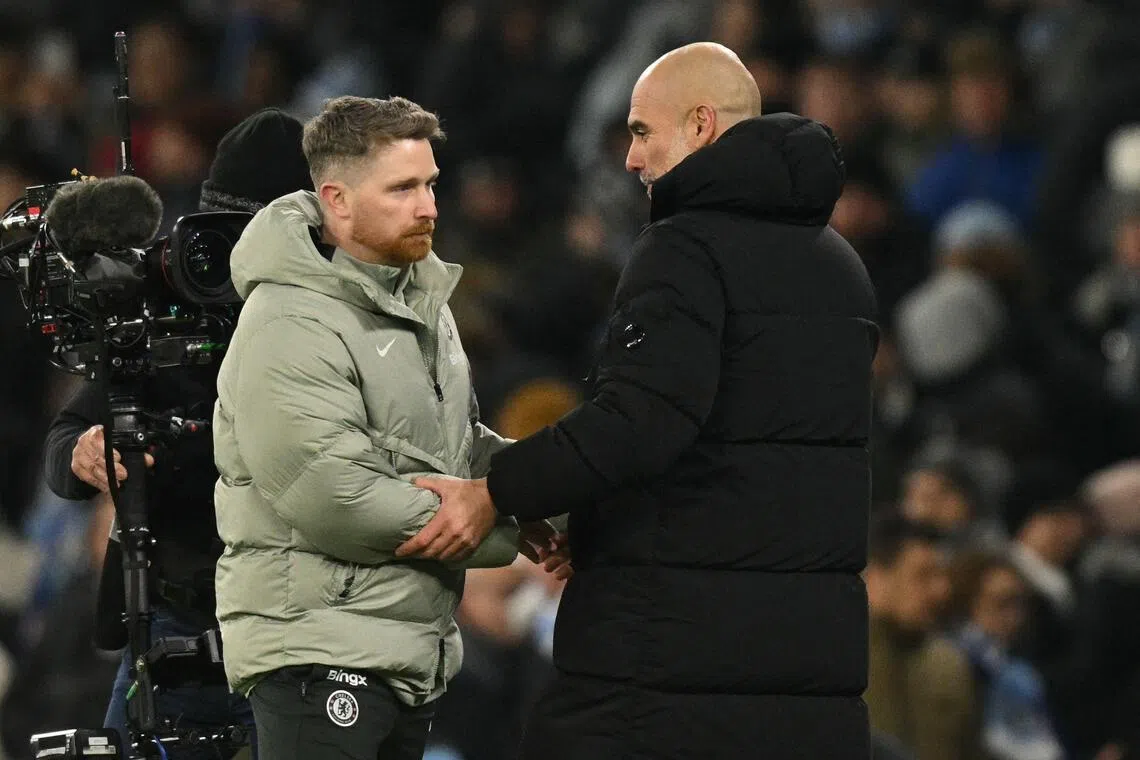 切尔西临时主帅麦克法兰（左）认为，能与像瓜迪奥拉（右）这样的人交手是一种荣誉。图为两人在赛后握手。（法新社）