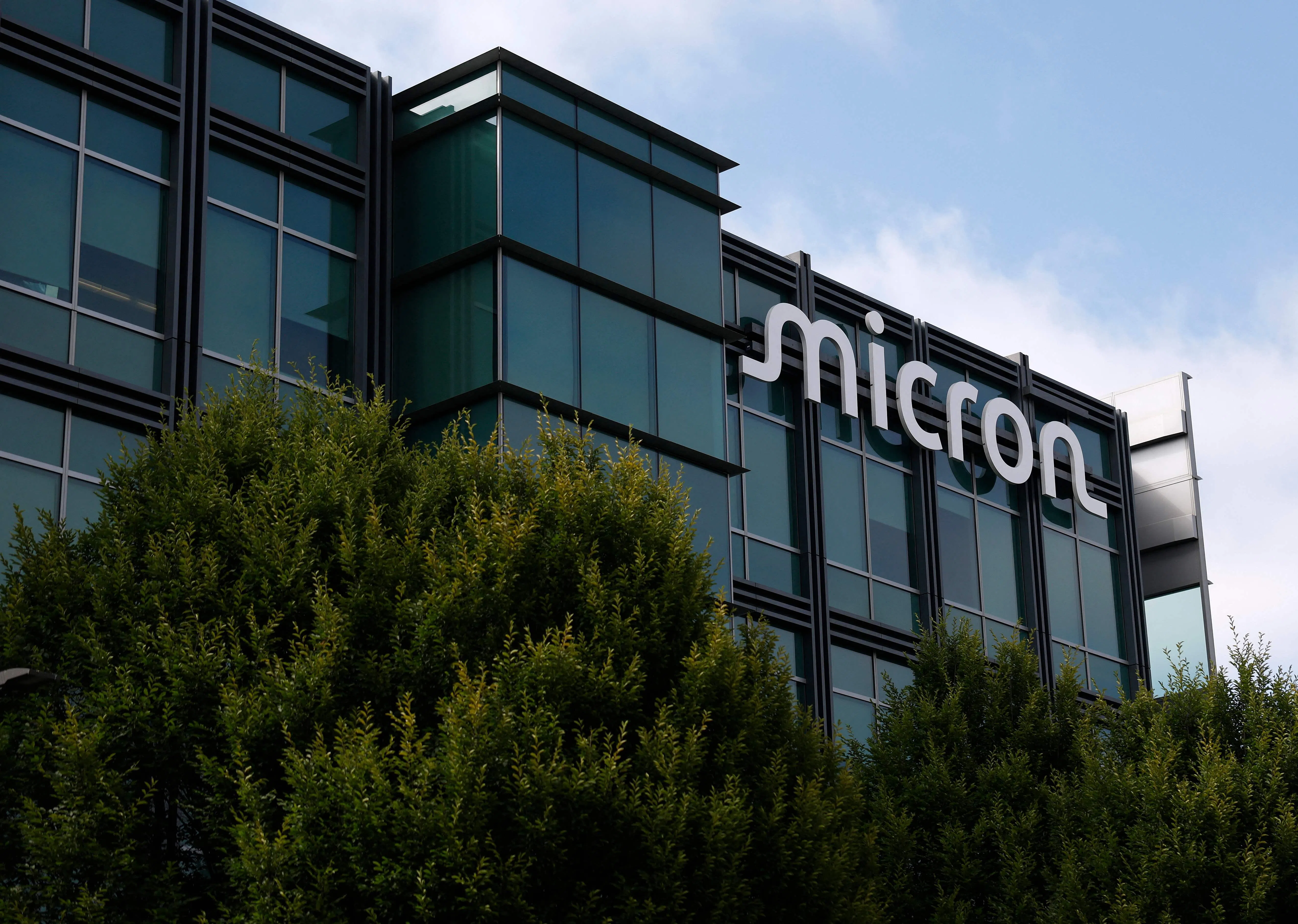 美光科技的业绩和投资计划凸显了市场对人工智能晶片的需求的不断增长。例如：英伟达（Nvidia）和超微（Advanced Micro Devices）都使用美光科技的内存晶片。（法新社）