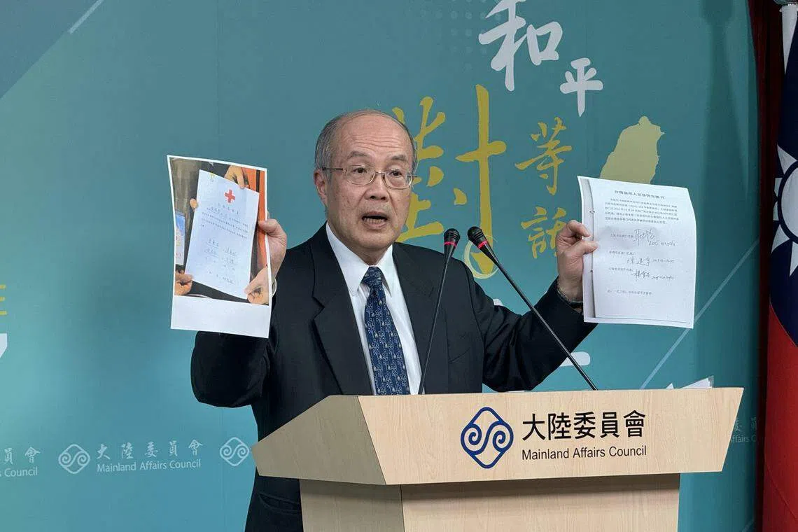 针对金厦海域翻船案的生还者移交时，陆方人员不愿签署交接书，台湾政府的大陆委员会副主委兼发言人詹志宏2月22日出示以往两岸人员移交的文件案例，说明签署移交文件纯属惯例，目的在于确保人员有确实交接。 （缪宗翰摄）