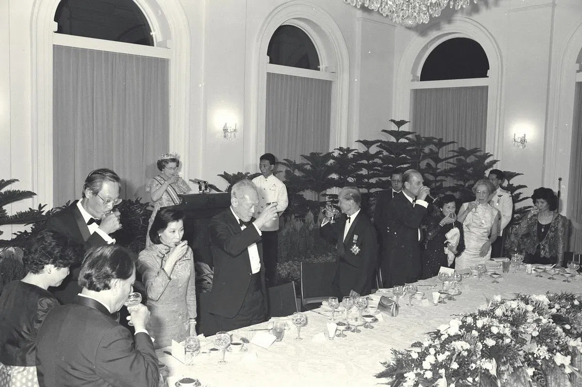 在总统府的国宴上，伊丽莎白女王（后方）向黄金辉总统和夫人敬酒。与她同桌的包括第一副总理吴作栋（左一）及夫人、李光耀总理（左三）、黄金辉总统（左四）、菲利普亲王（左五）等。（档案照）