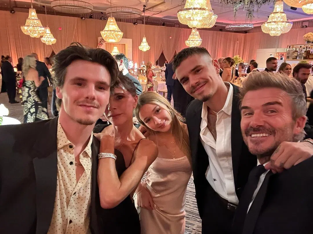 贝克汉姆（右一）全家把哈珀（中）宠上了天。（取自IG）