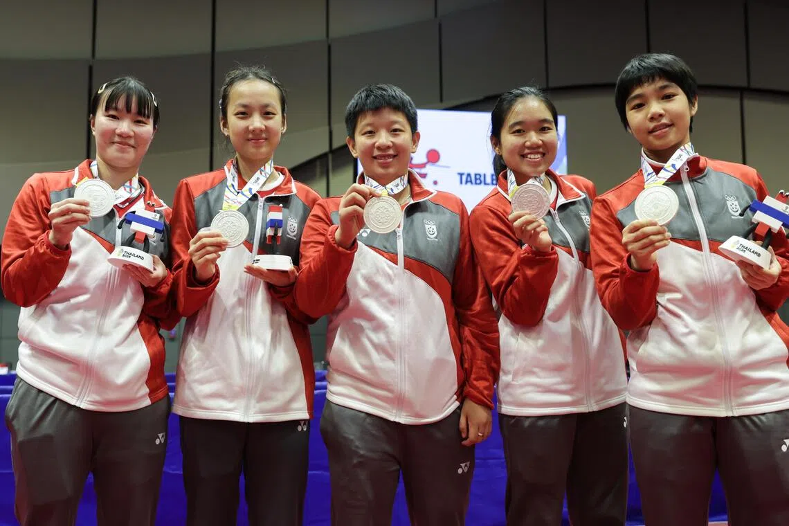 我国女队展示辛苦得来的银牌，左起为黎嬣萱、舒麟茜、曾尖、陈昭澐和黎明映。（白艳琳摄）