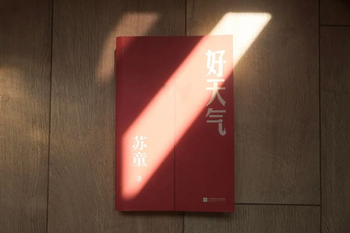 《好天气》去掉书封，在新加坡的阳光下。（张子奕摄）