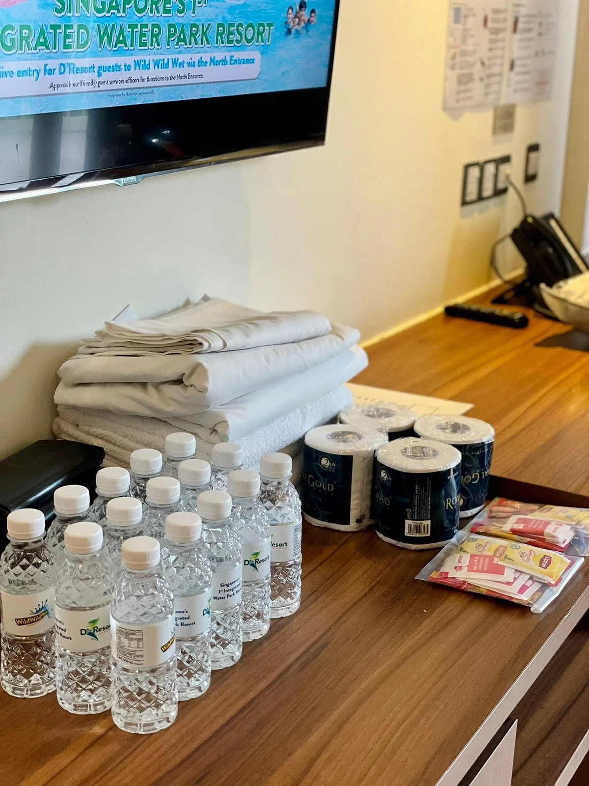 房间内提供充足的卫生纸和瓶装水。