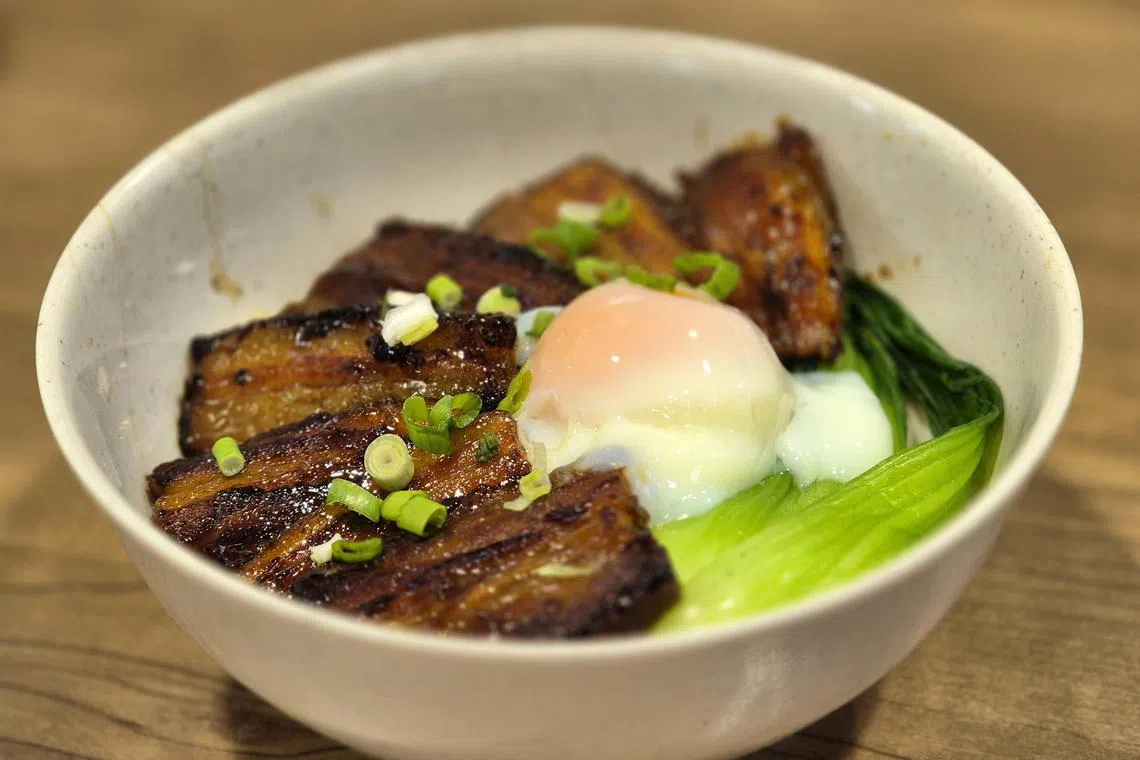 “刘口水”的招牌日式焦糖叉烧盖饭。（陈爱薇摄）