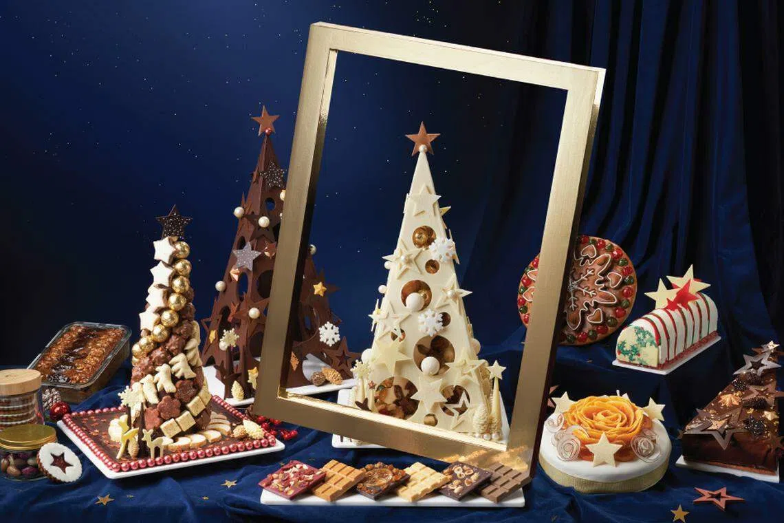 圣淘沙名胜世界的甜点外卖选择包括圣诞树造型巧克力和开心果树桐蛋糕。（圣淘沙名胜世界提供）