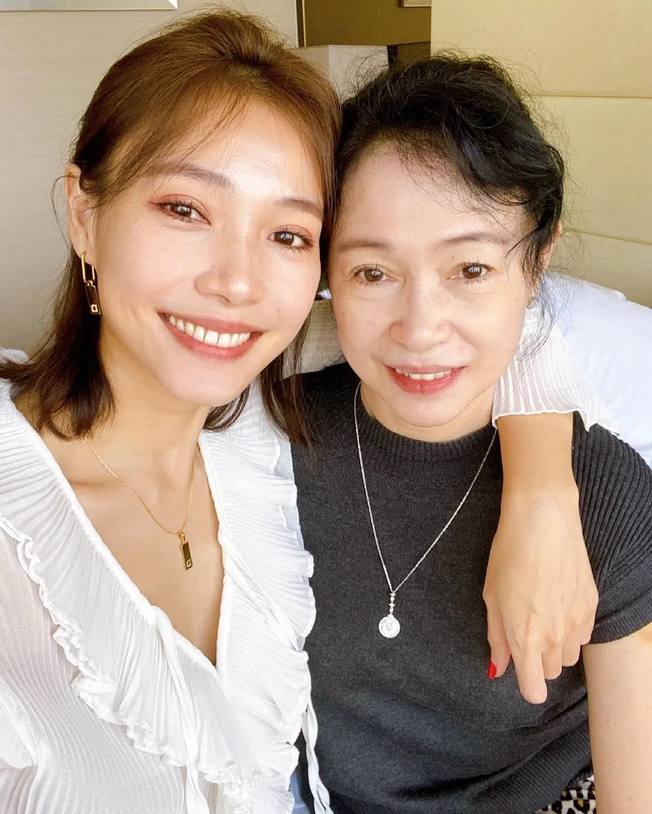 姚懿珊（左）说，妈妈心中住着一个小女生。（姚懿珊提供）