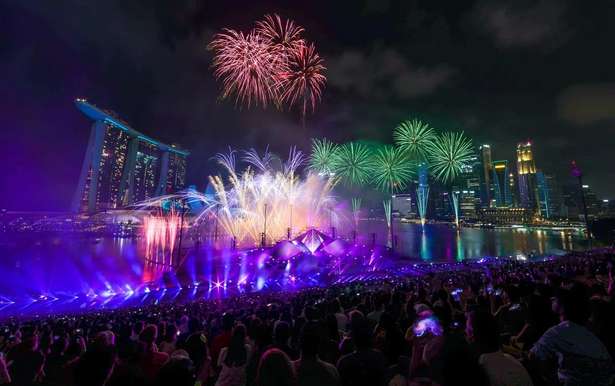 绚烂的烟火照亮滨海湾的夜空，数十万人一同在滨海湾迎来2023年。（叶振忠摄）