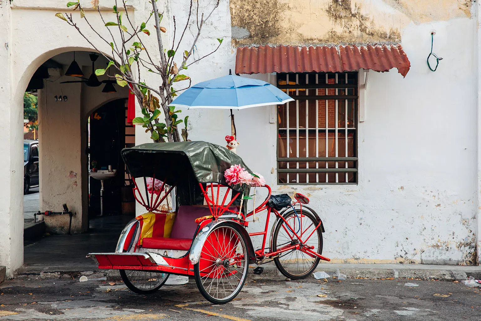 想到乔治市寻找美食和壁画吗？懒得四处走动可选择乘坐三轮车。（图/飞萤航空提供）