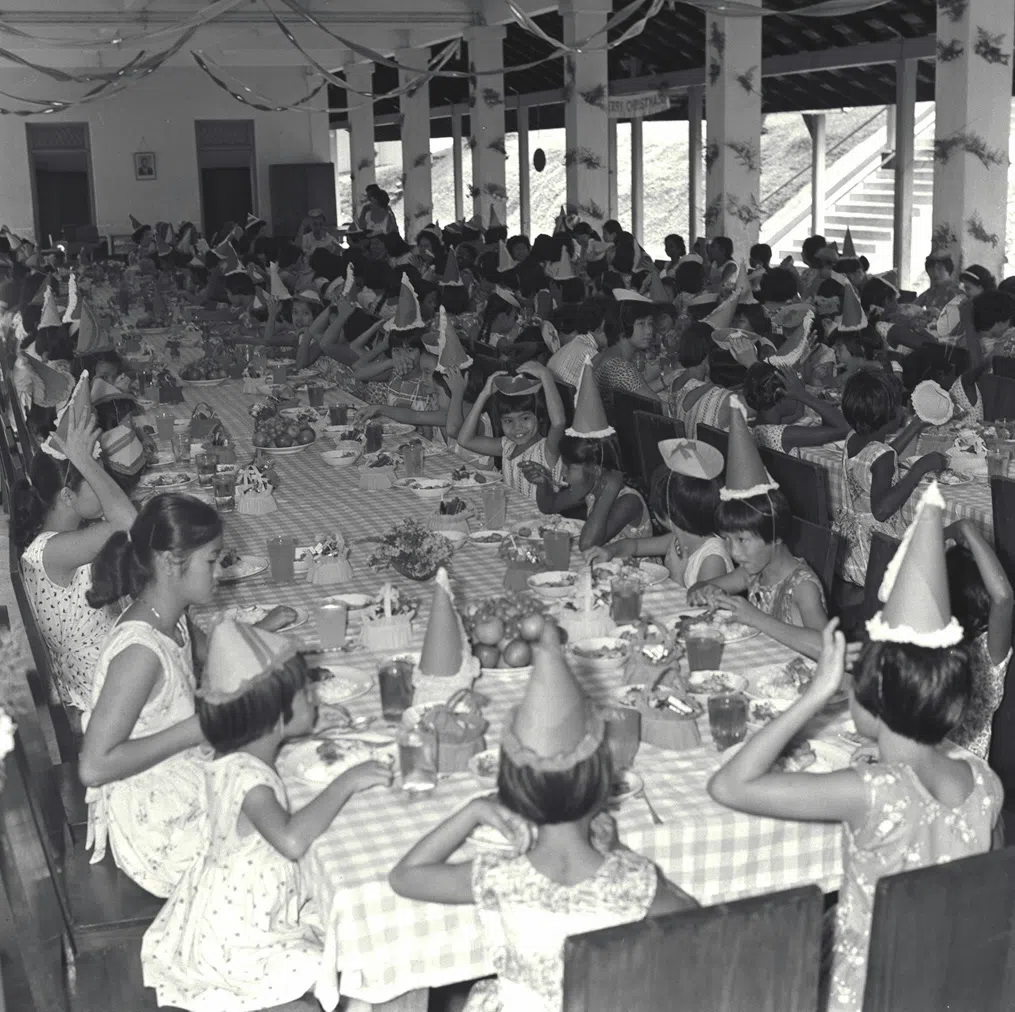 女子工艺所的女孩们庆祝圣诞节（1962年）。（档案照）