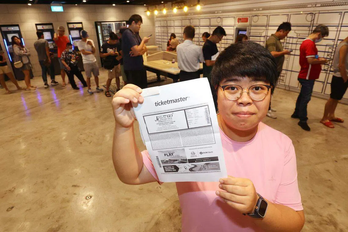 歌迷于欣（29岁，服务员）说：“我的丈夫是张学友的歌迷，前面九场我们都买不到票，没有想到还能再加两场，能买到就好，要我们分开坐也没关系。”（邬福梁摄）