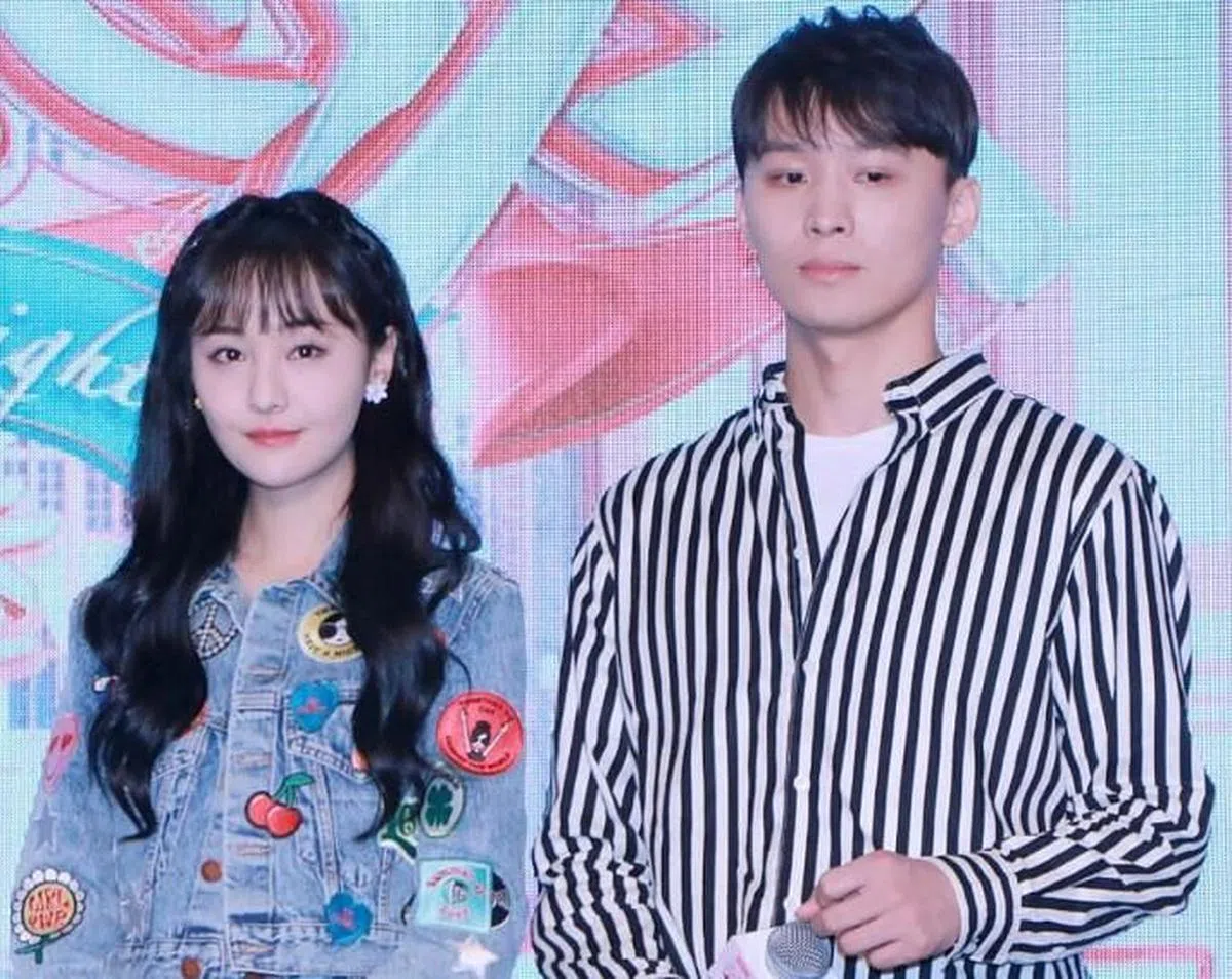 郑爽（左）因与未婚夫张恒因不和，决定弃养在美国代孕的两个孩子。（互联网）