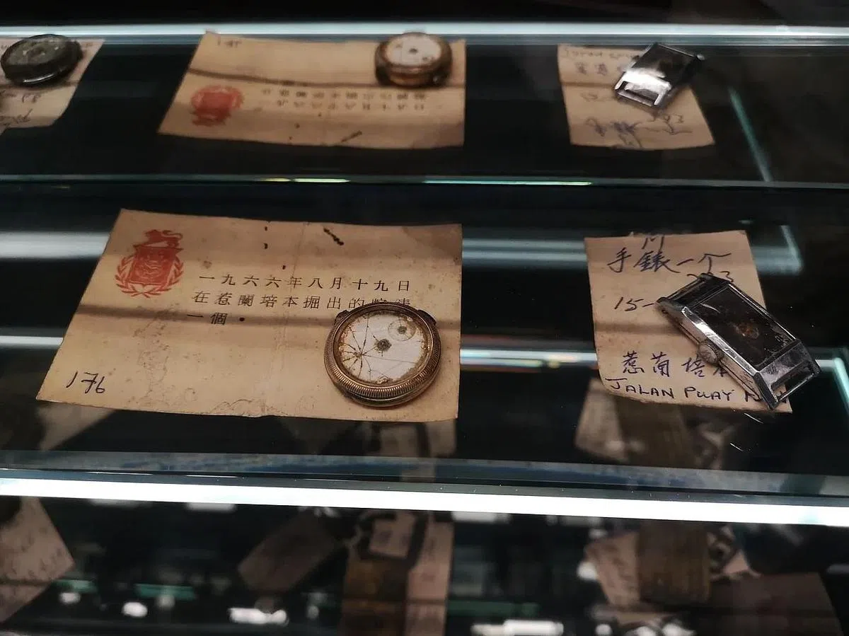 惹兰培本乱葬岗挖掘出土的私人文物。（黄匡宁摄）