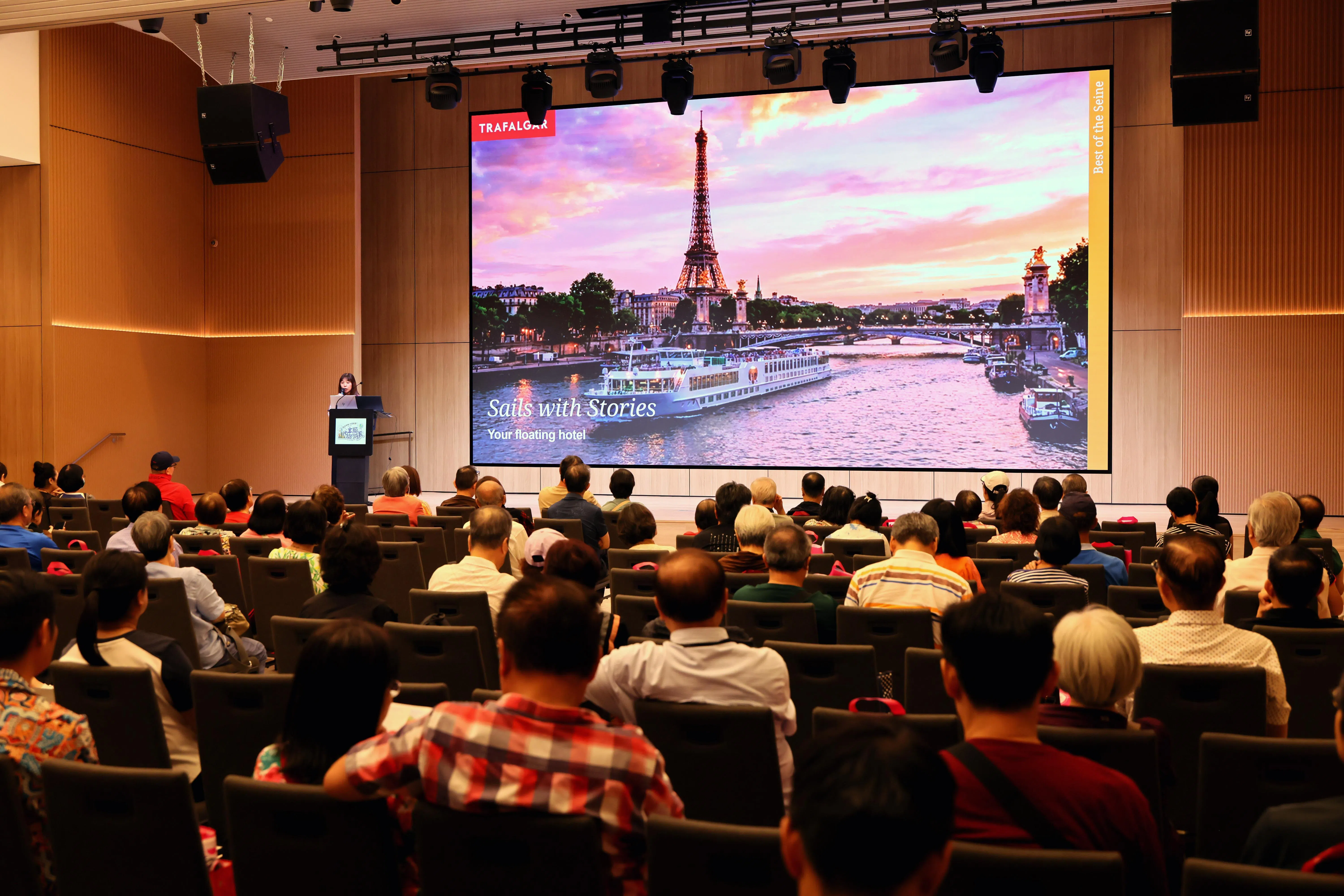 在“跟随和谐号启航，一站式饱览欧洲精粹”分享会上，出席者仔细聆听从巴黎登船沿诺曼底巡游的行程介绍。（龙国雄摄）