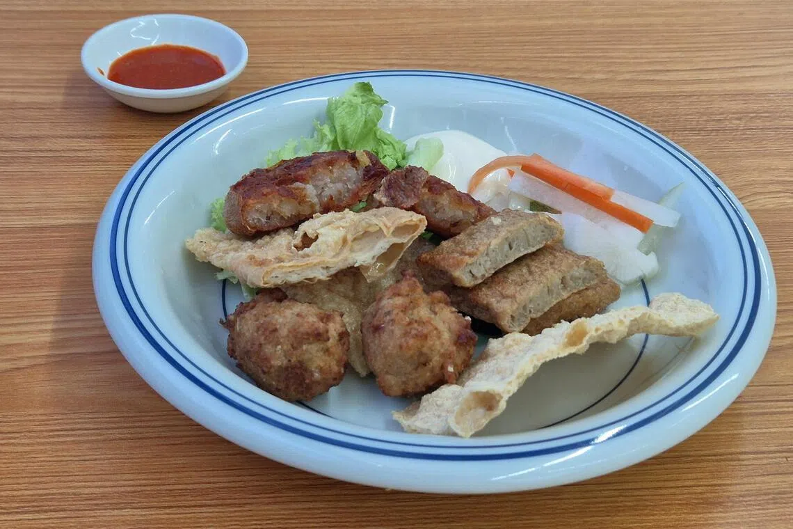 怡宝站以鱼胶制作炸沙葛、鱼饼、鱼丸和腐竹皮。（陈爱薇摄）