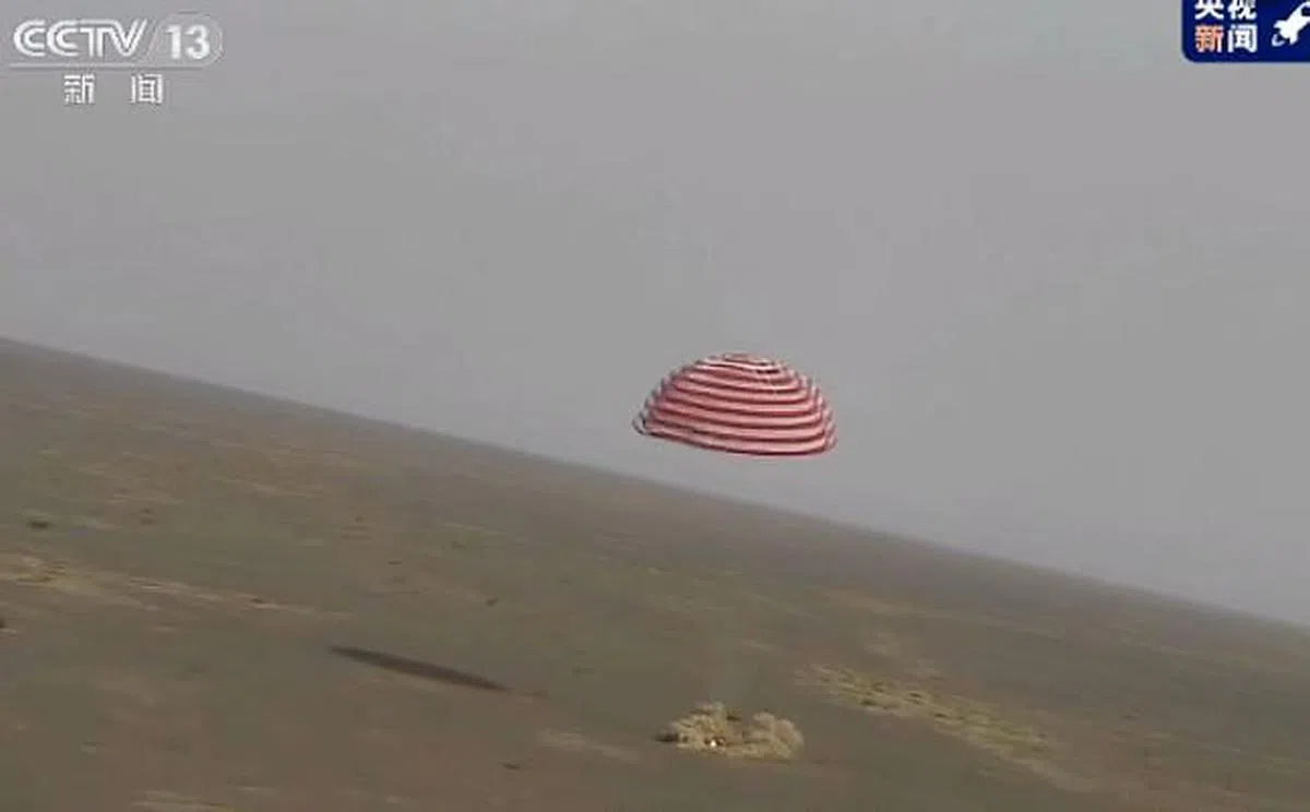神舟十三号载人飞船返回舱着陆瞬间。（央视新闻截图）