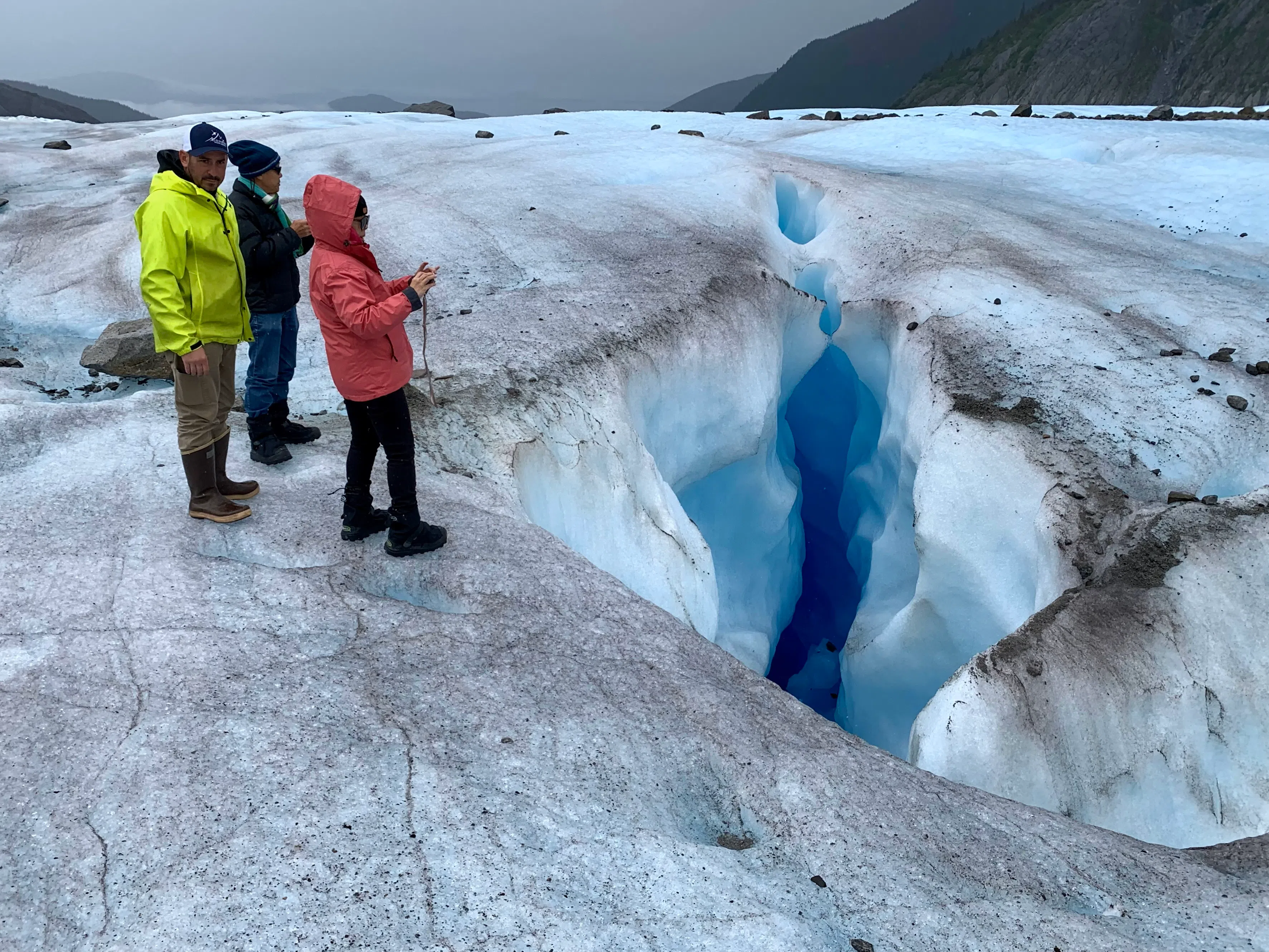 冰川裂缝深处，透出一缕湛蓝。若不小心滑入，必立时冻僵。（黄佩卿摄）