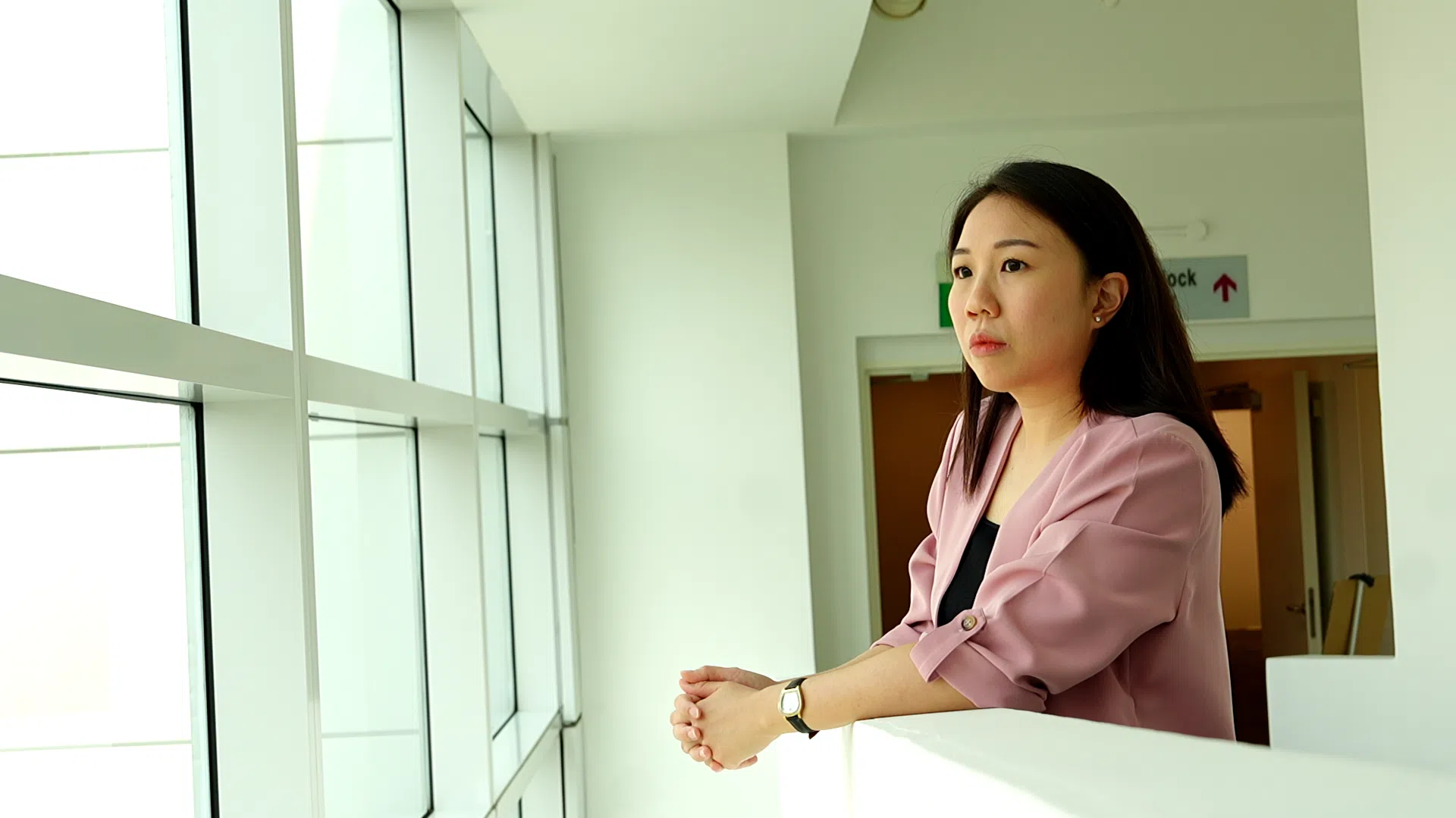 卓珮清认为，很多人习惯把自我认同和职业头衔绑定在一起，一旦失业就会顿时觉得自信心受挫。（视频截图）