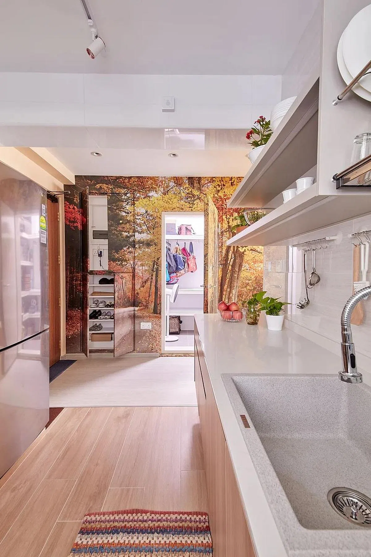 设计师放大屋主最满意的秋景照片，充作储藏室的墙纸。储藏室有收纳物品的架子和鞋柜。（Free Space Intent提供图片）