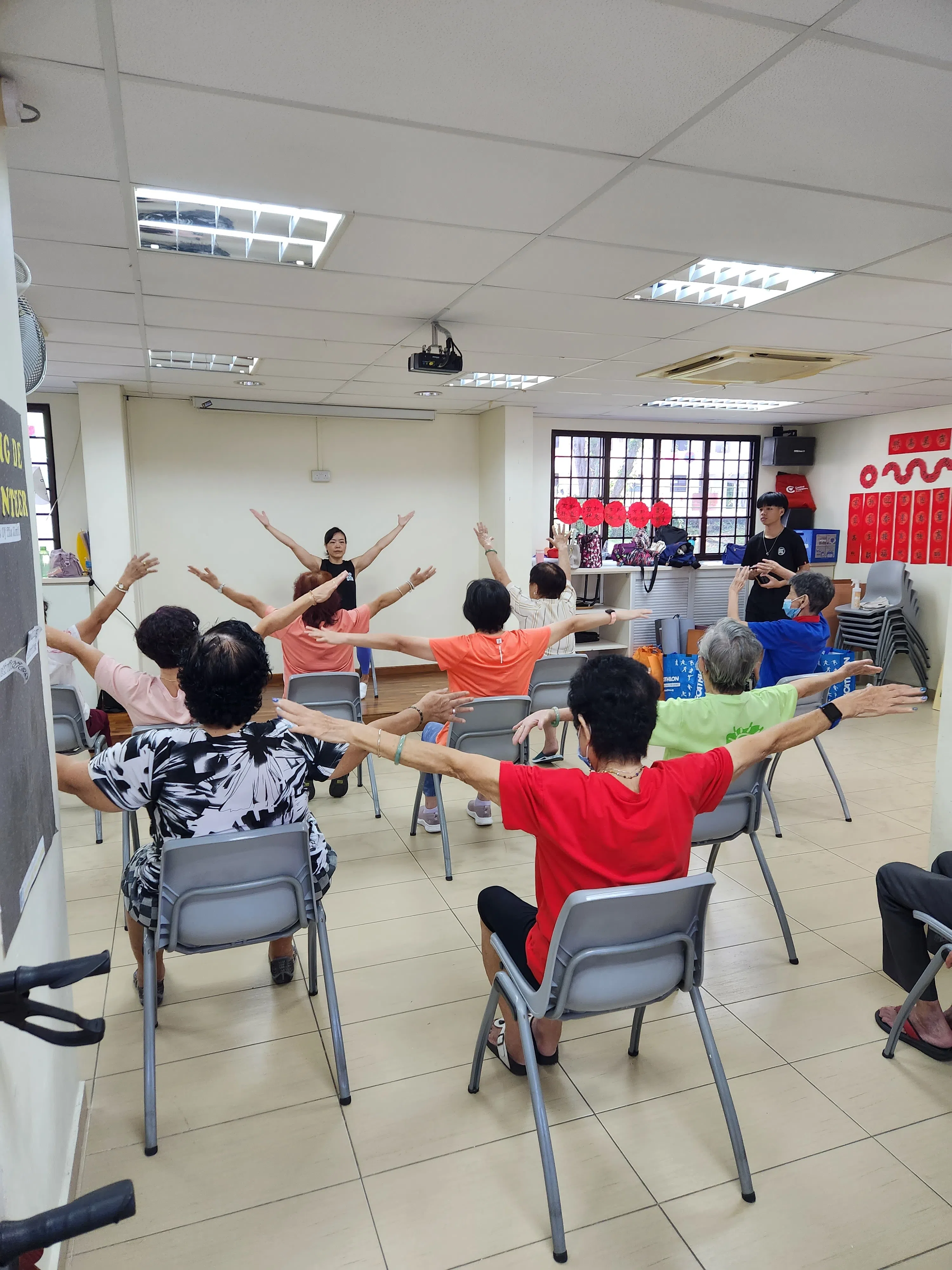 Push Pull Give 健身教练在乐龄活跃中心，带领年长者运动，也分享健康生活的贴士。（受访者提供）