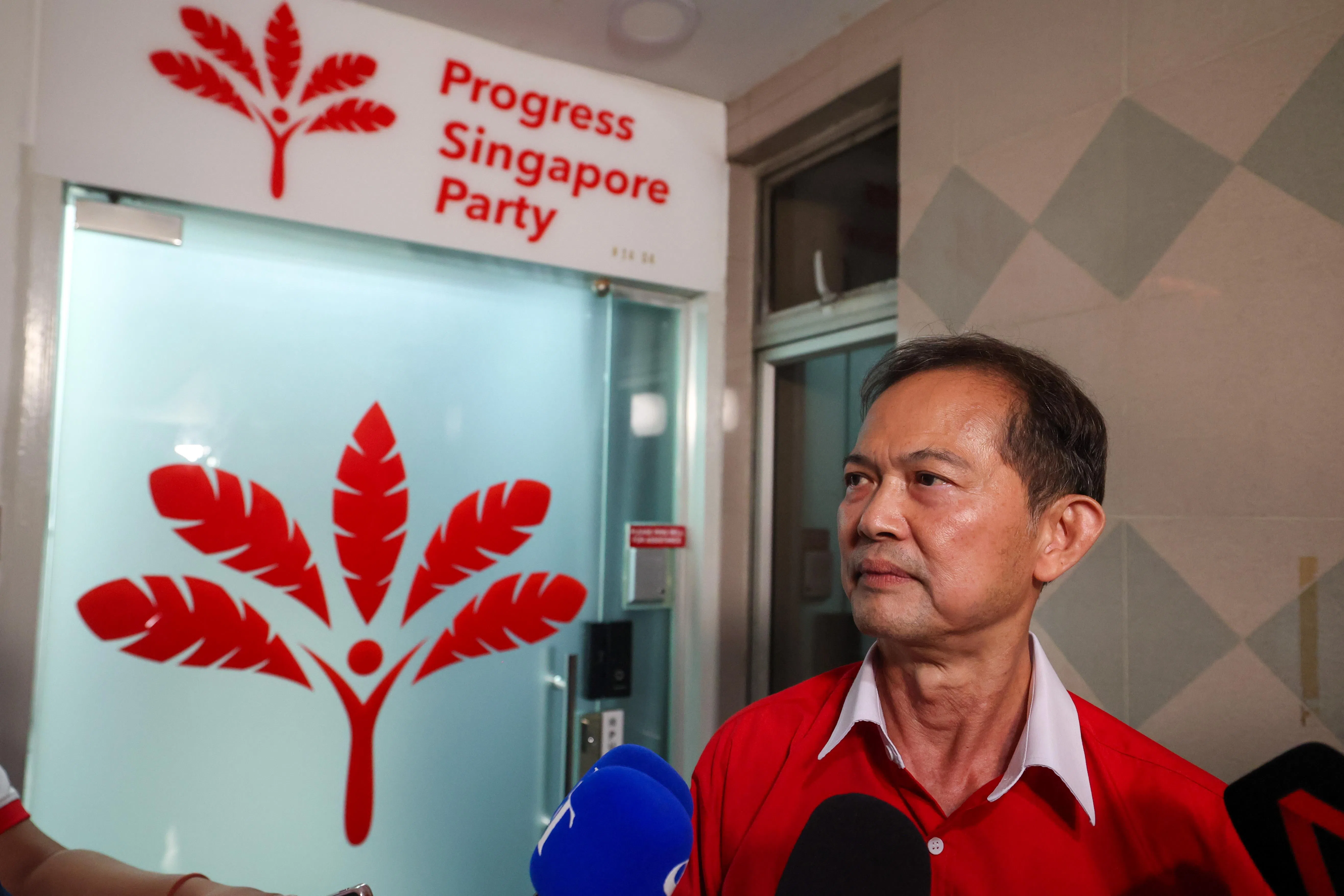新加坡前进党秘书长梁文辉离开党总部前，对记者表示不会再发布任何文告，前进党近期也不会有公开活动。（陈斌勤摄）