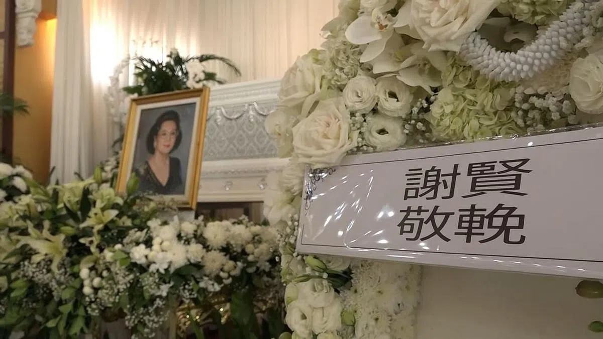 嘉玲当年入行后交往数年的恋人谢贤也送上花牌致意。（互联网）