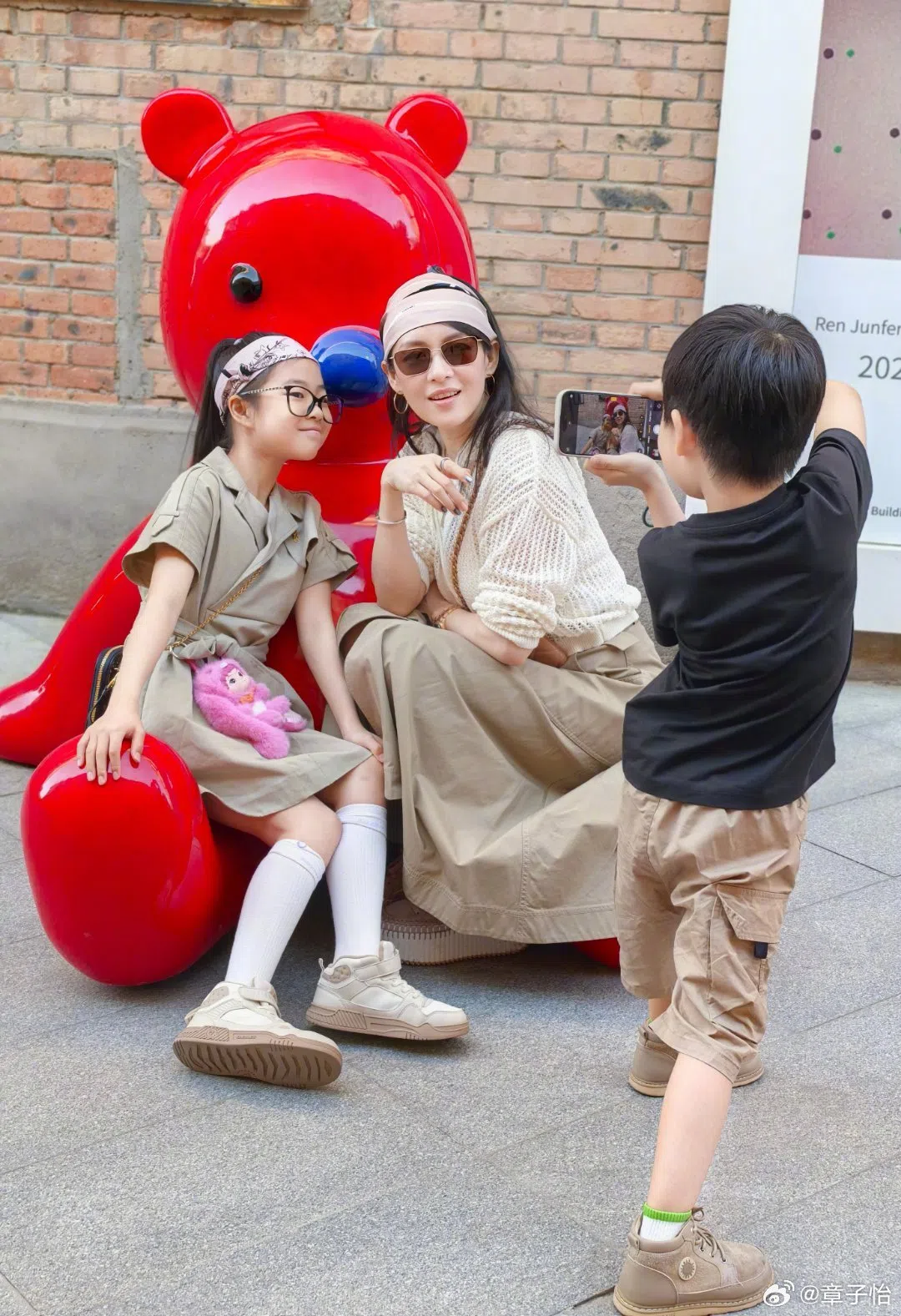 章子怡在微博晒出与儿女的温馨时光。（取自章子怡微博）