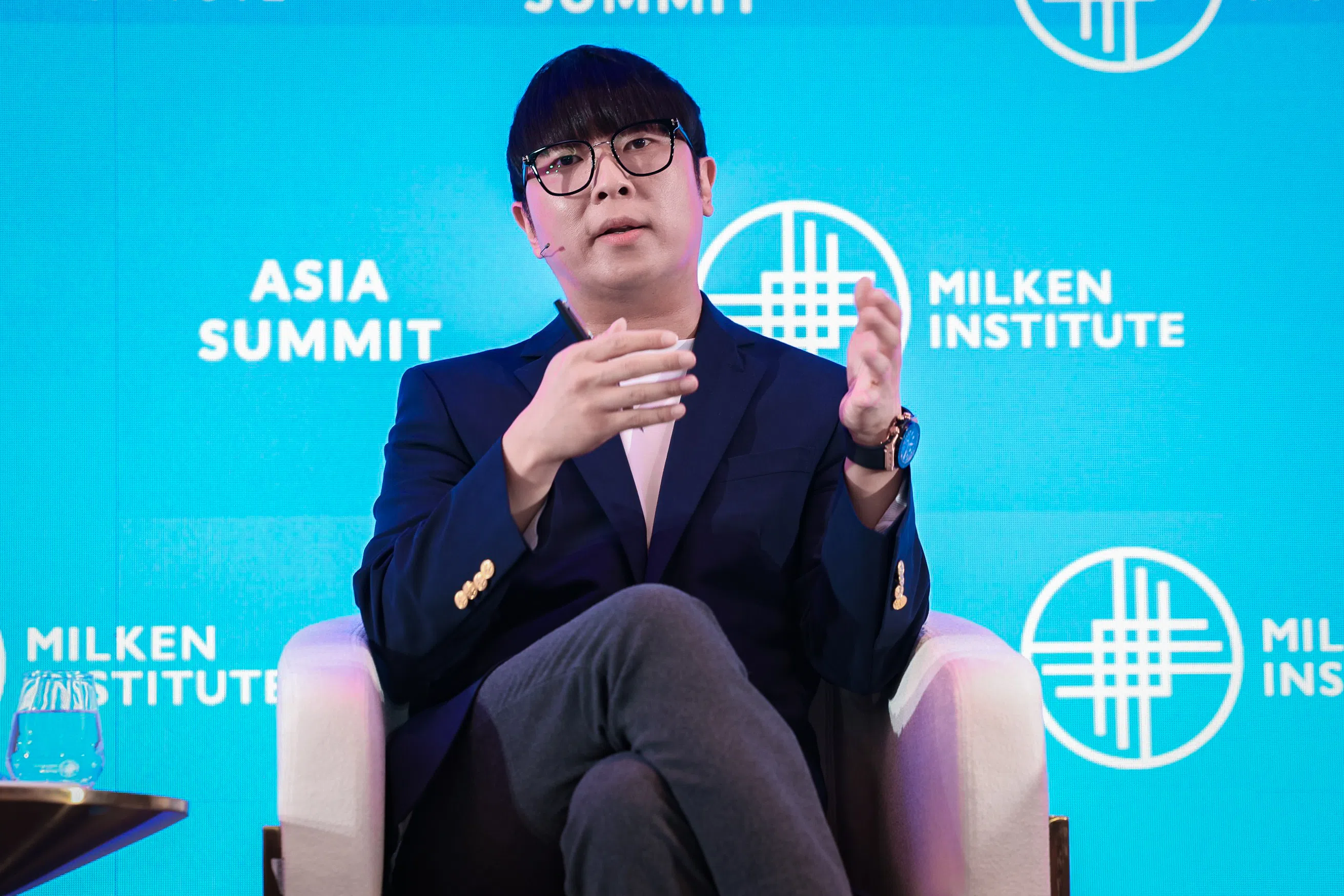 Kakao Entertainment联合首席执行官Joseph Chang说经纪公司打造K-pop团体的前期投资高达380万元，但不保证团体会成名。（米尔肯研究院提供）