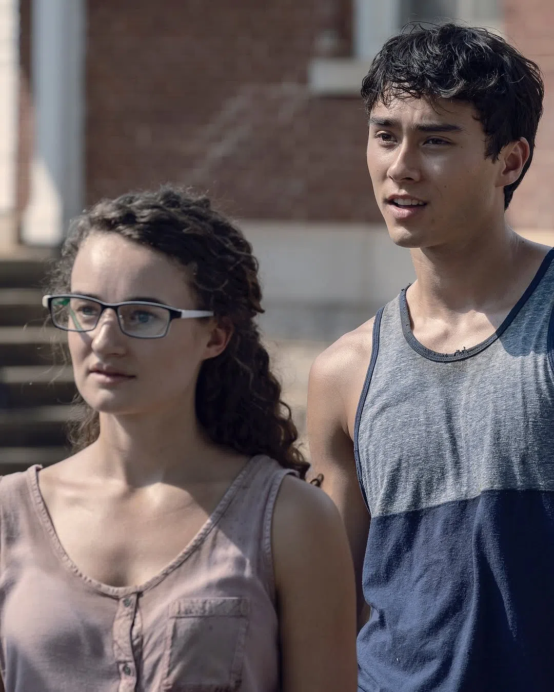 Kelley Mack（左）在《行尸走肉》第九季中的造型。（互联网）