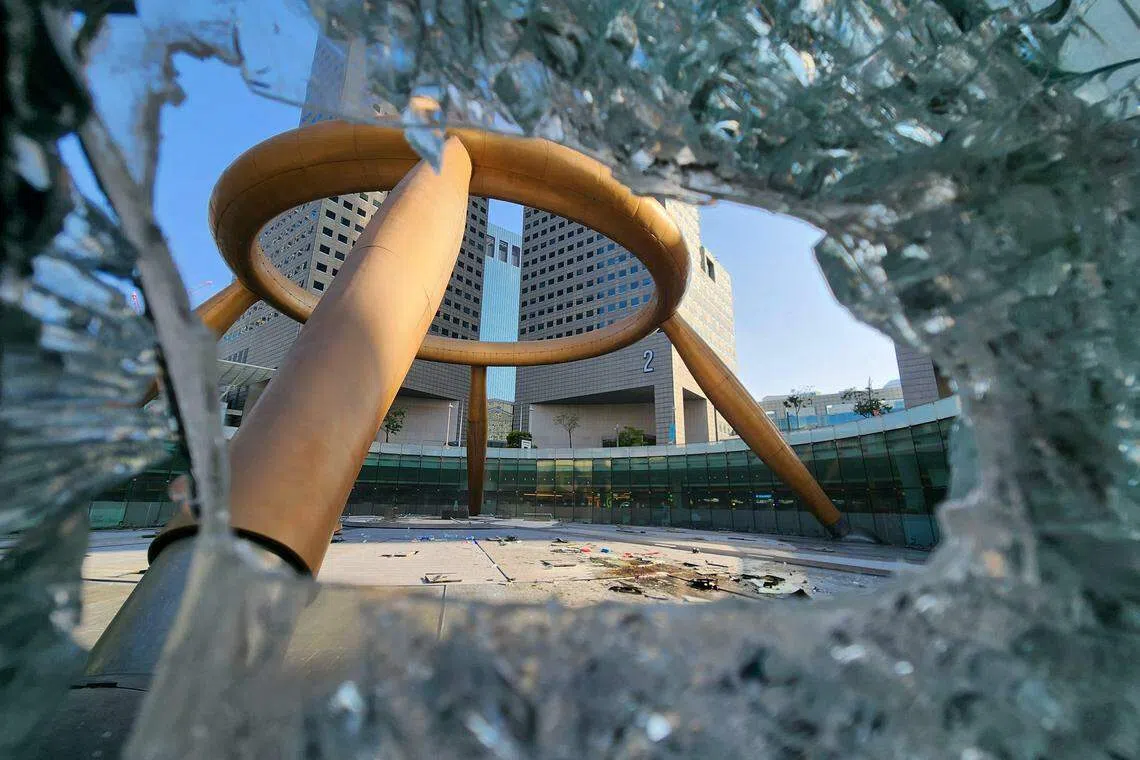 肇祸车辆已被移除，事故也造成底层玻璃窗破裂，现场一片狼藉。（何家俊摄）