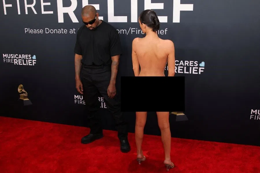 Kanye West（肯伊威斯特）妻子Bianca Censori（比安卡）在格莱美奖红毯仅穿透视衣，几乎全裸。（路透社）