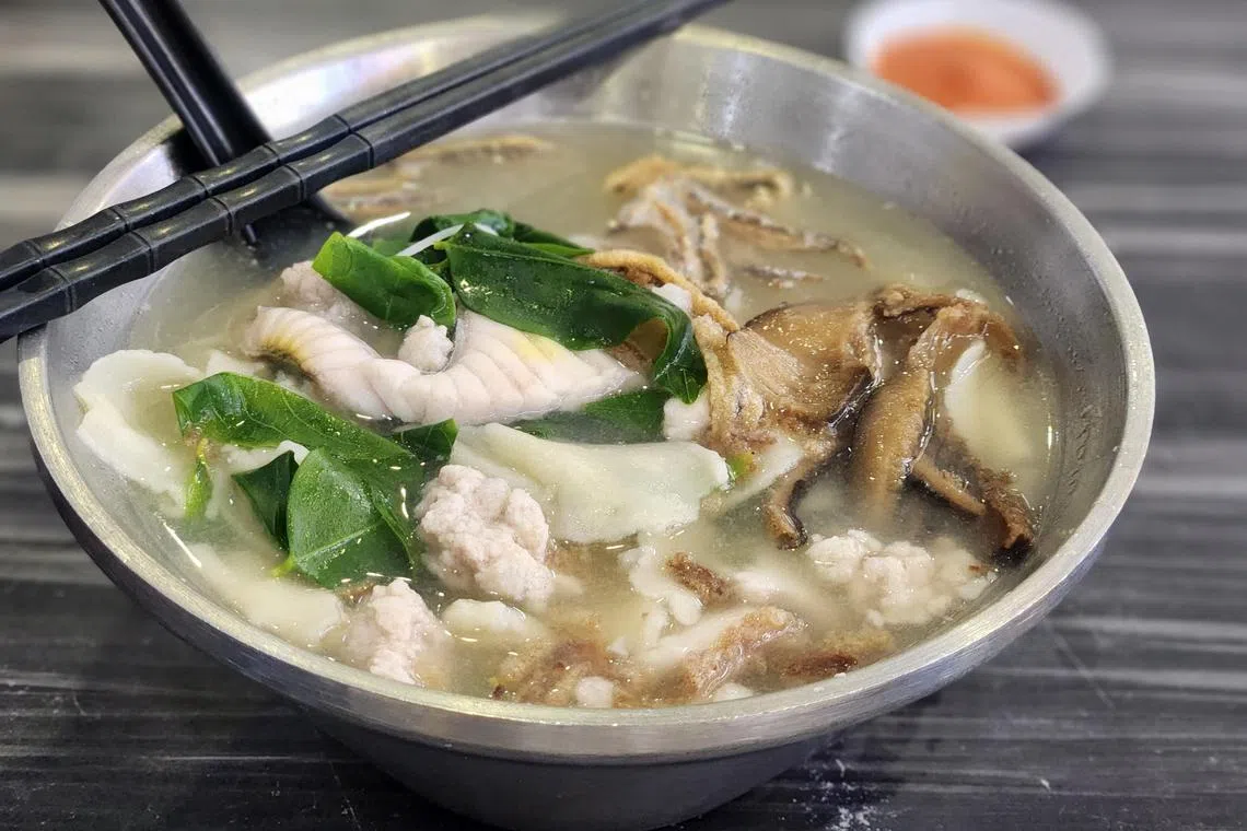 文尼城市面粉粿放的是马尼菜，不是菜心或苋菜。（陈爱薇摄）