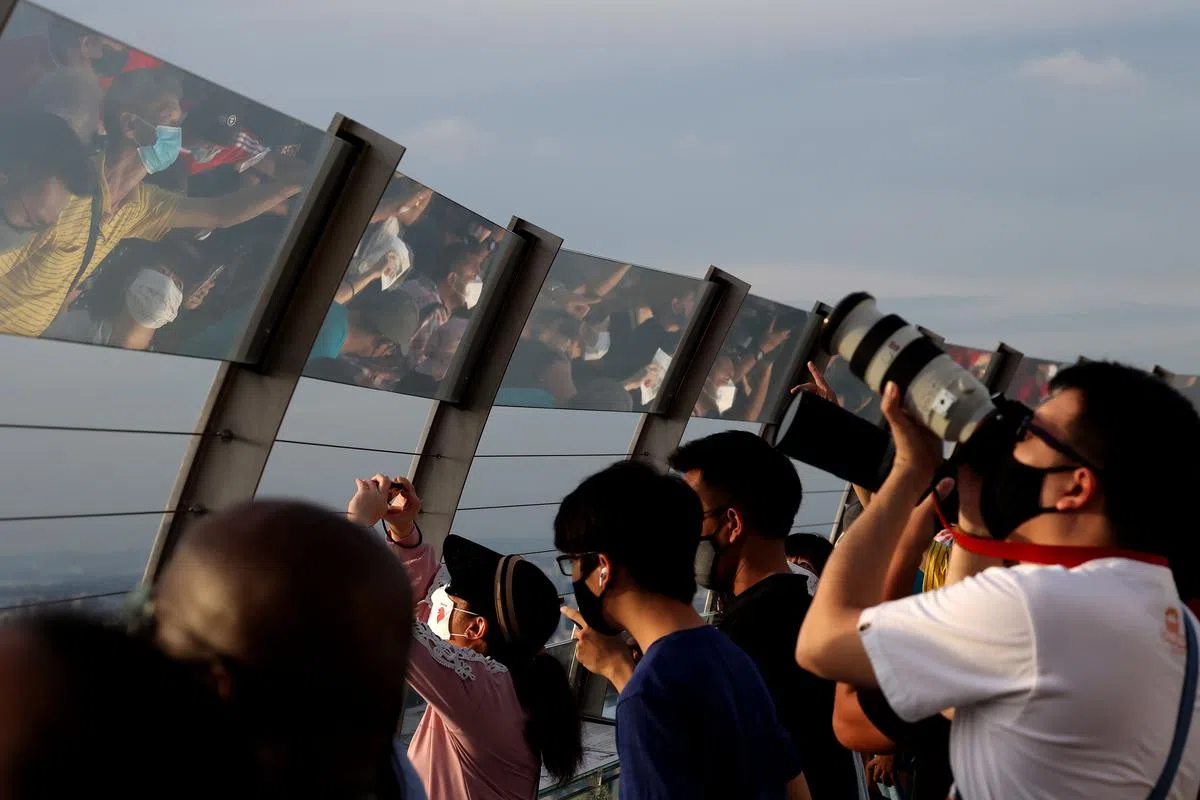 鱼尾狮公园等多个观赏烟花的热门地点被封锁，滨海湾金沙空中花园观景台因此吸引了不少公众和摄影爱好者观赏典礼和烟花。（龙国雄摄）