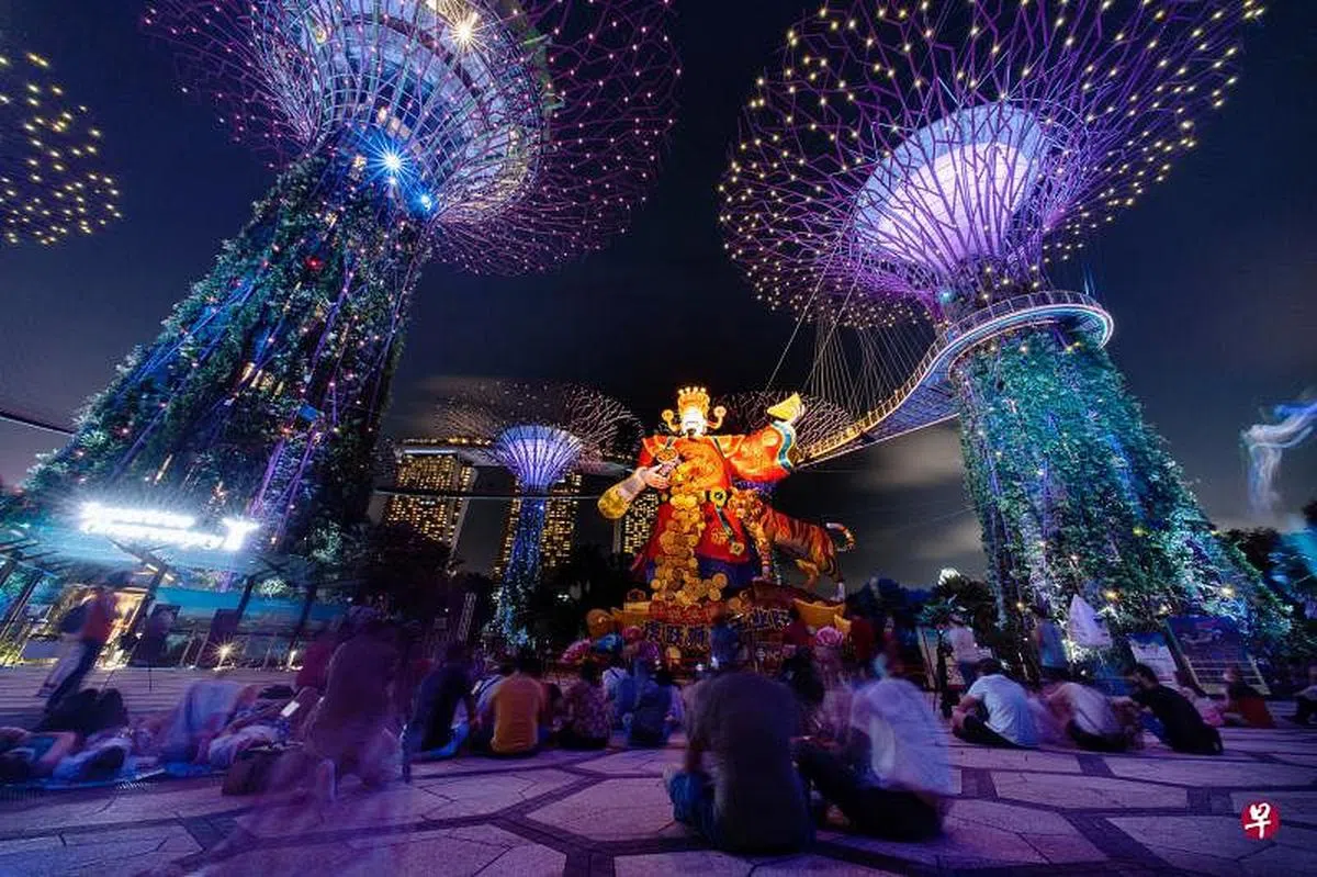 新加坡最大的新春盛会“春到河畔”1月30日亮灯，灯饰绚丽夺目。当中最抓人眼球的要数矗立在擎天树观景台前迎接各方访客的巨型财神爷。（张荣 摄）