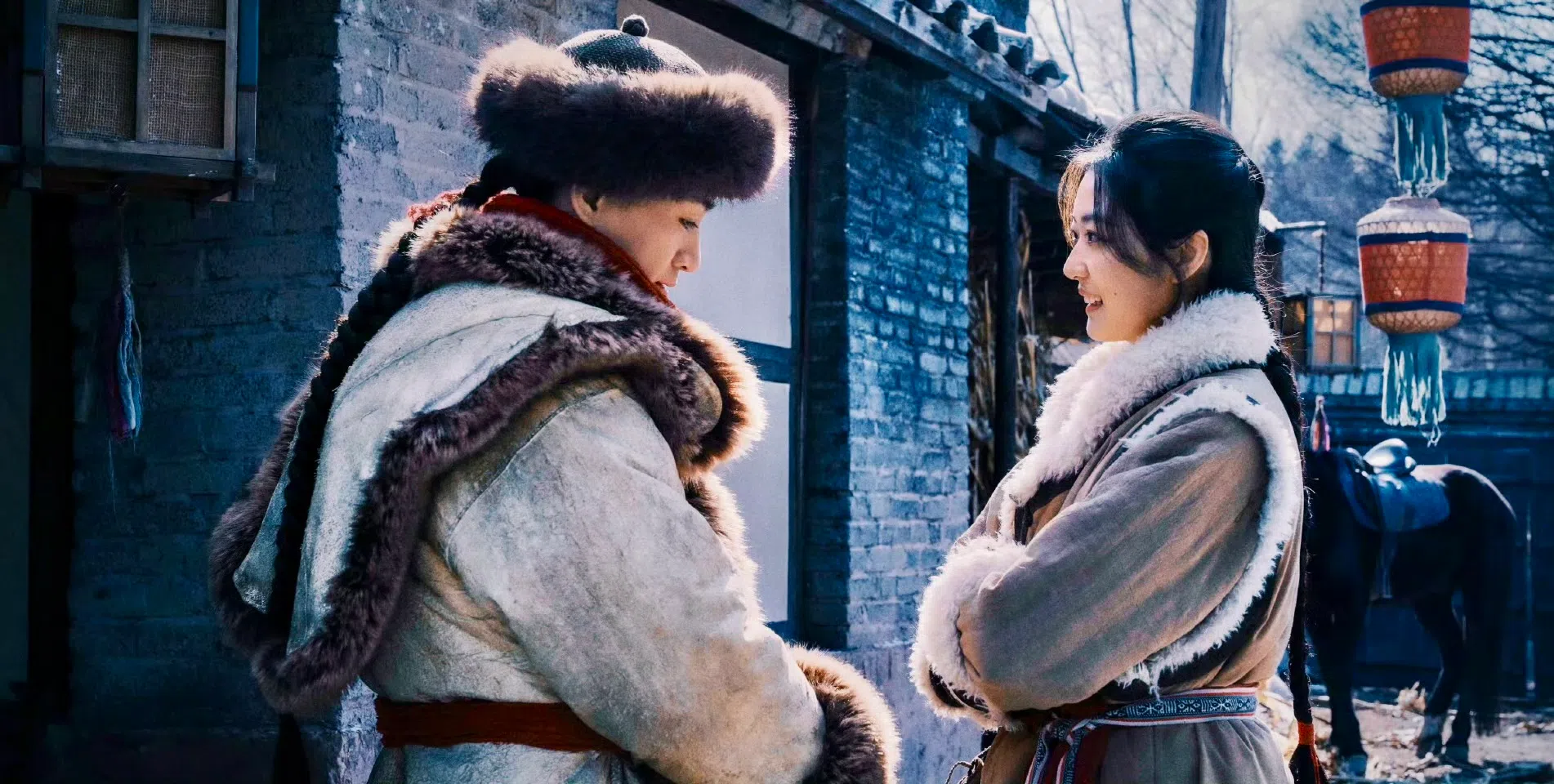 陈晓（左）对孙千的初印象是很高、很活泼，感觉她有角色常玉儿的洒脱和随性。（取自剧集官方微博）