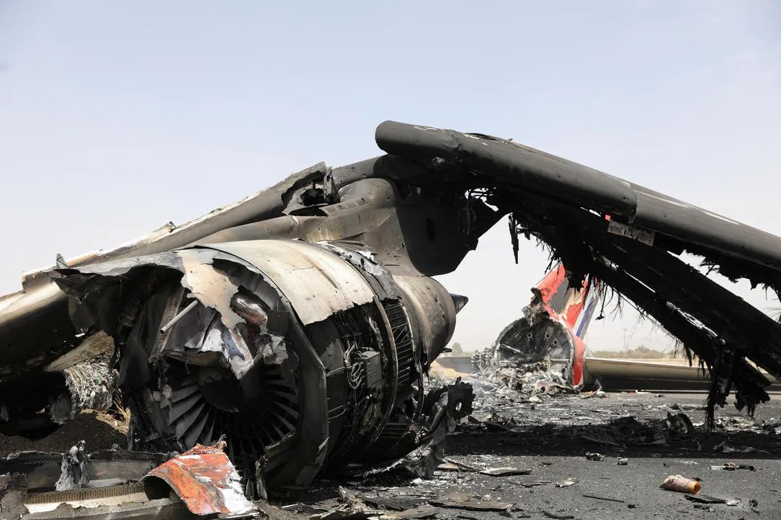 以色列周二炸毁也门首都萨那国际机场跑道上的一架飞机。以色列称，袭击是回应胡塞武装日前向以色列本古里安国际机场发动导弹袭击。（路透社）