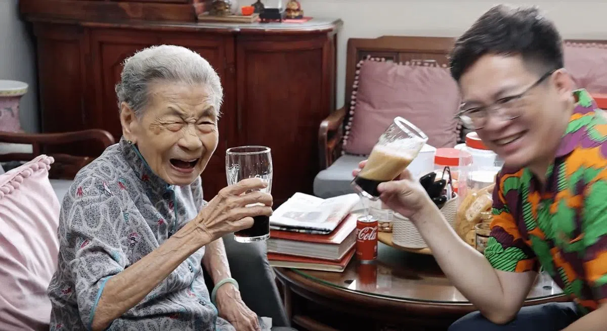 梁月明与记者干杯。她每天喝一杯黑啤酒，她认为这是她的养生秘诀。