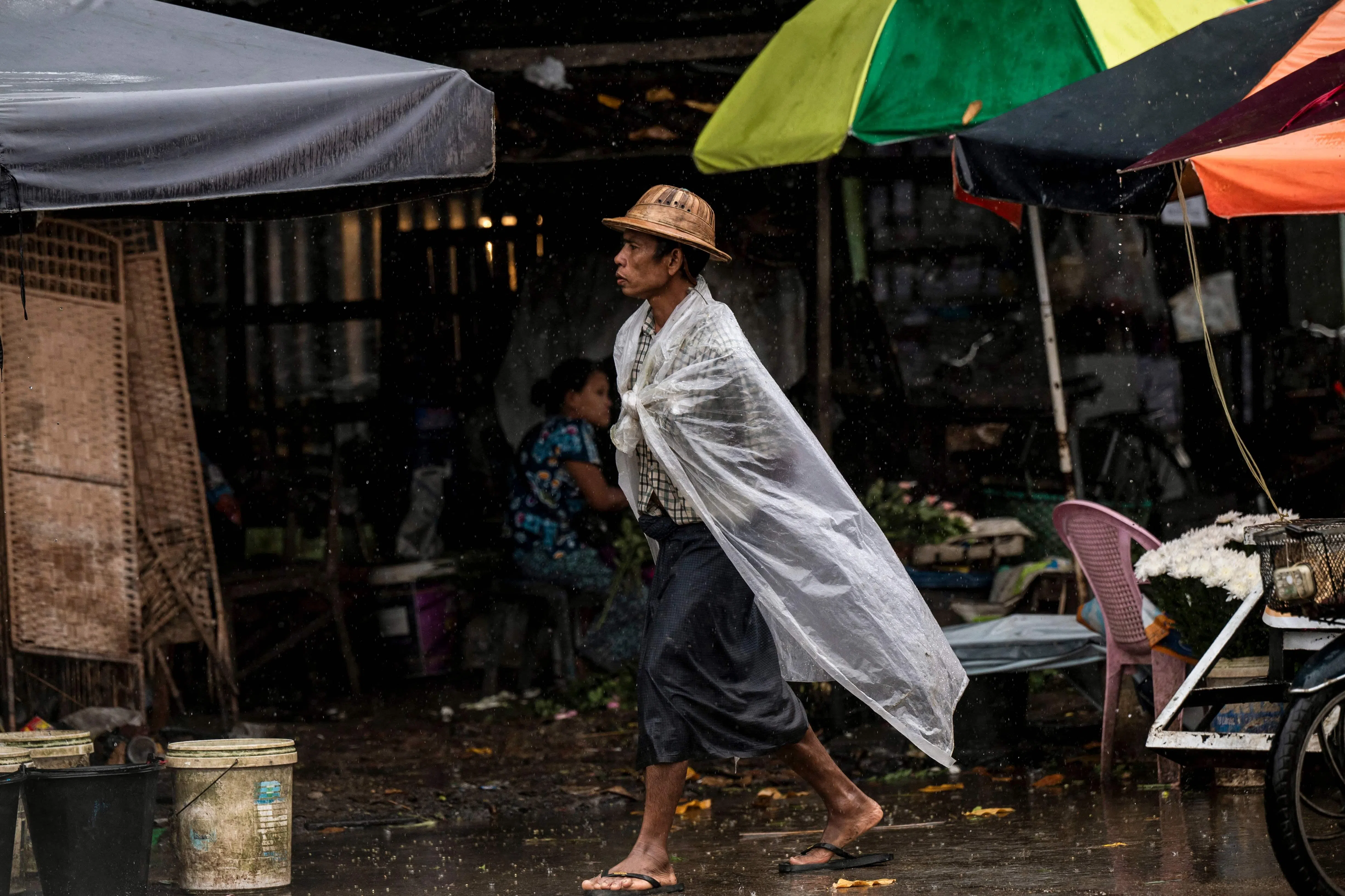 7月21日，雨后仰光的一个街头市场。（法新社）